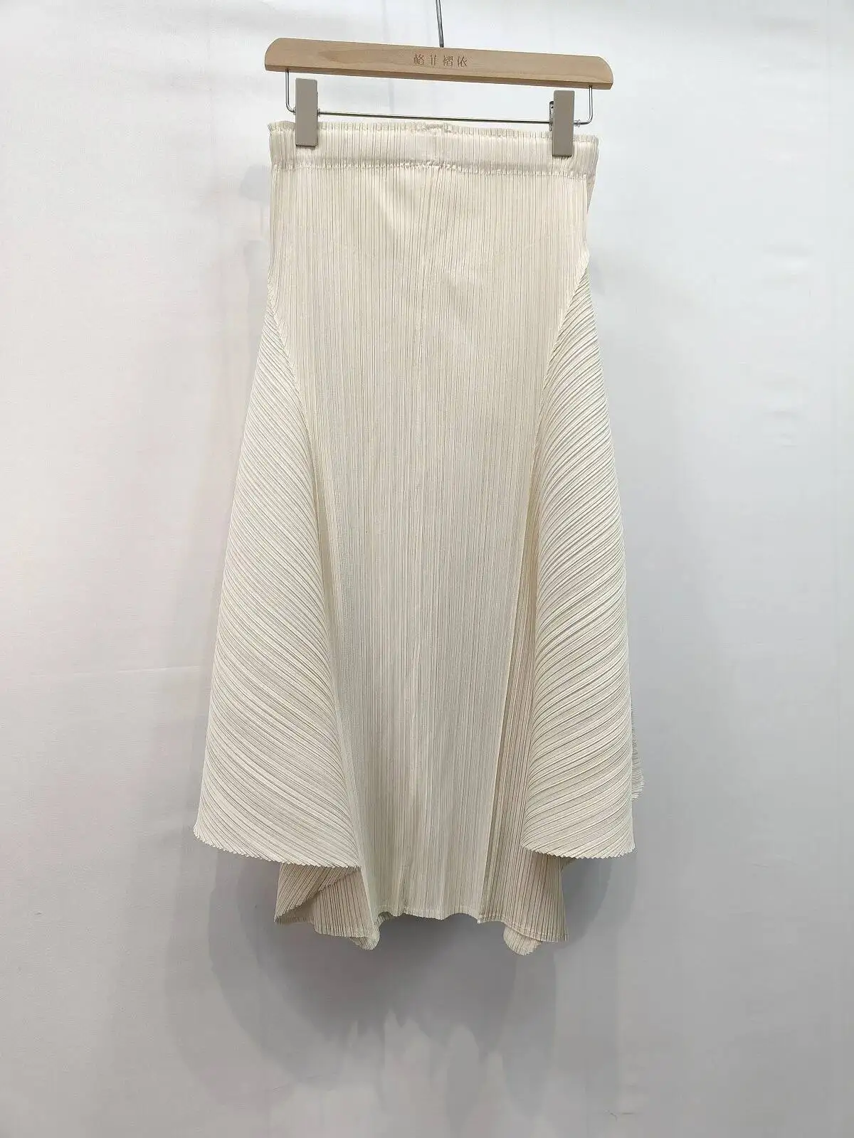 LANMREM 2025 New Irregular Splicing Solid Color Pleated Half Skirt Fashionable Slimming Elastic High Waist A-line Skirts 2DB2852