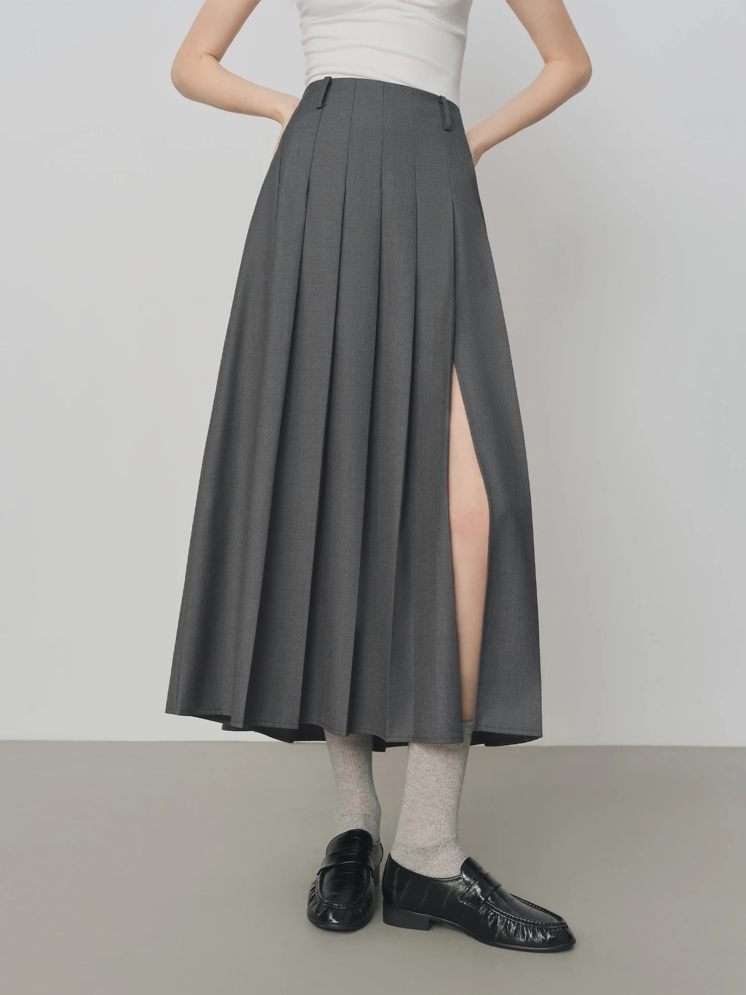 FSLE College Style Gray Retro Pleated Skirt For Women Autumn 2025 New Arrival Commuter Officelady Chic Long Skirt 25FS13198