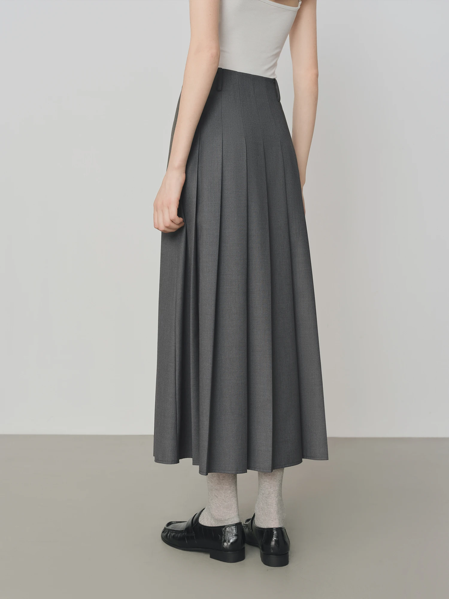 FSLE College Style Gray Retro Pleated Skirt For Women Autumn 2025 New Arrival Commuter Officelady Chic Long Skirt 25FS13198