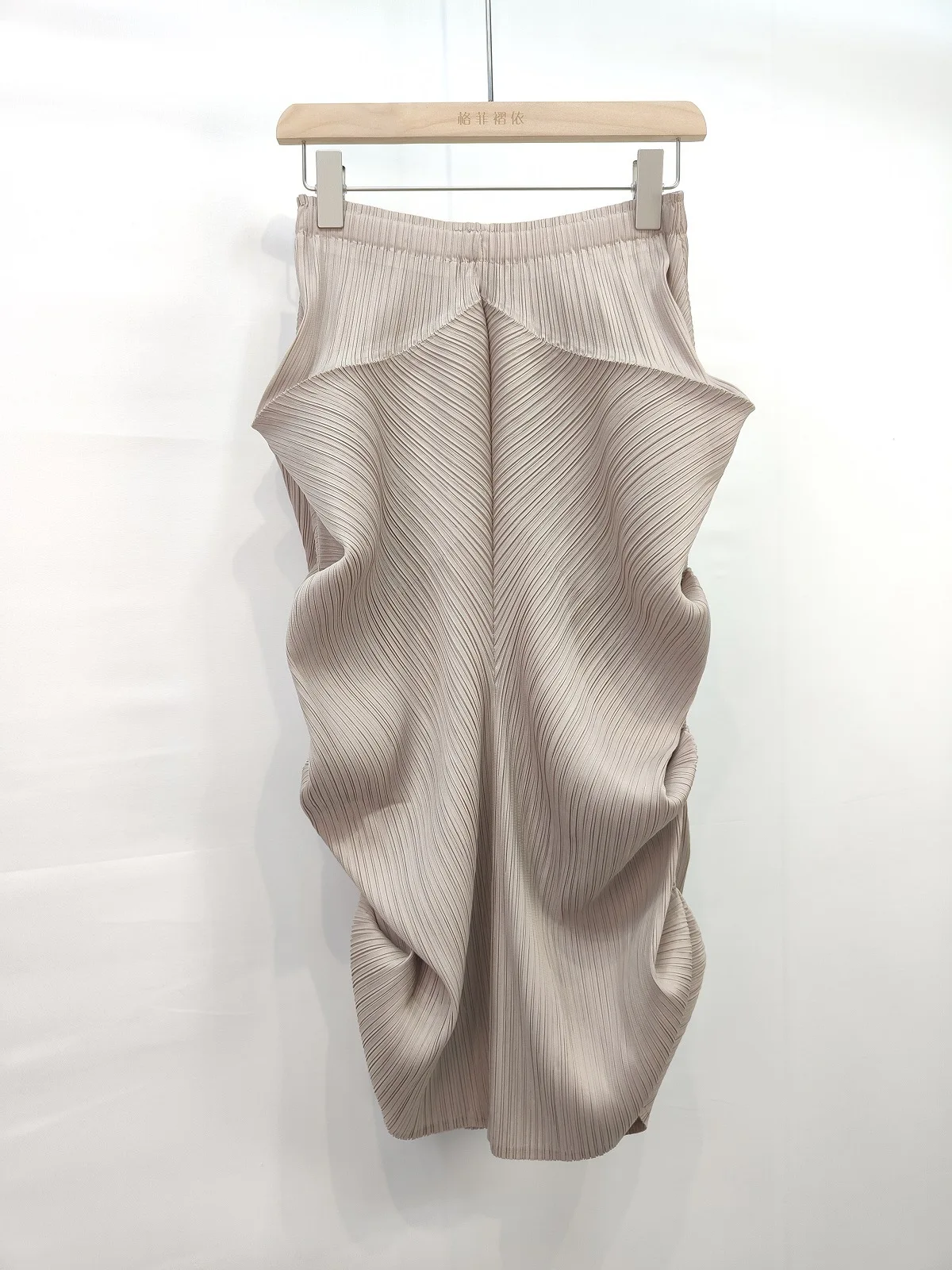 LANMREM 2025 New Women's Elegant Niche Design Pleated A-line Skirt Summer Fashion Irregular Elastic Wiast Loose Skirts 2DB2865