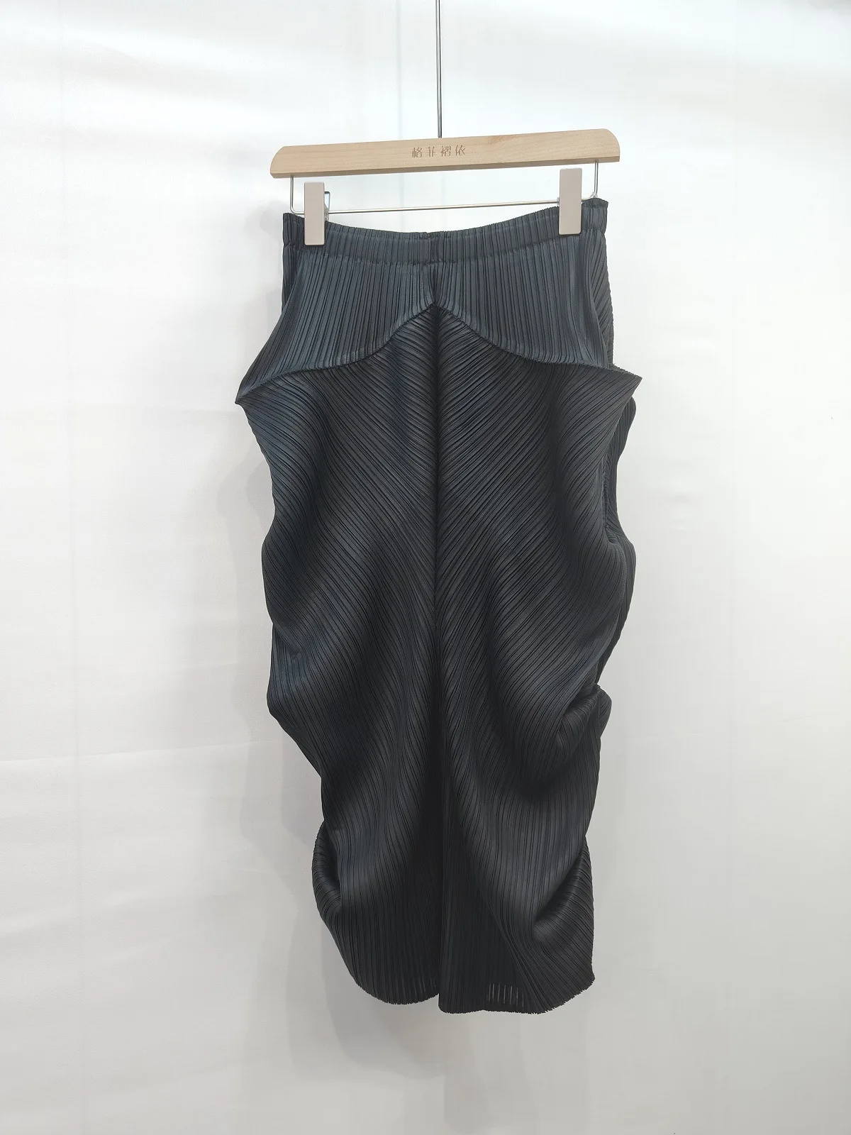 LANMREM 2025 New Women's Elegant Niche Design Pleated A-line Skirt Summer Fashion Irregular Elastic Wiast Loose Skirts 2DB2865