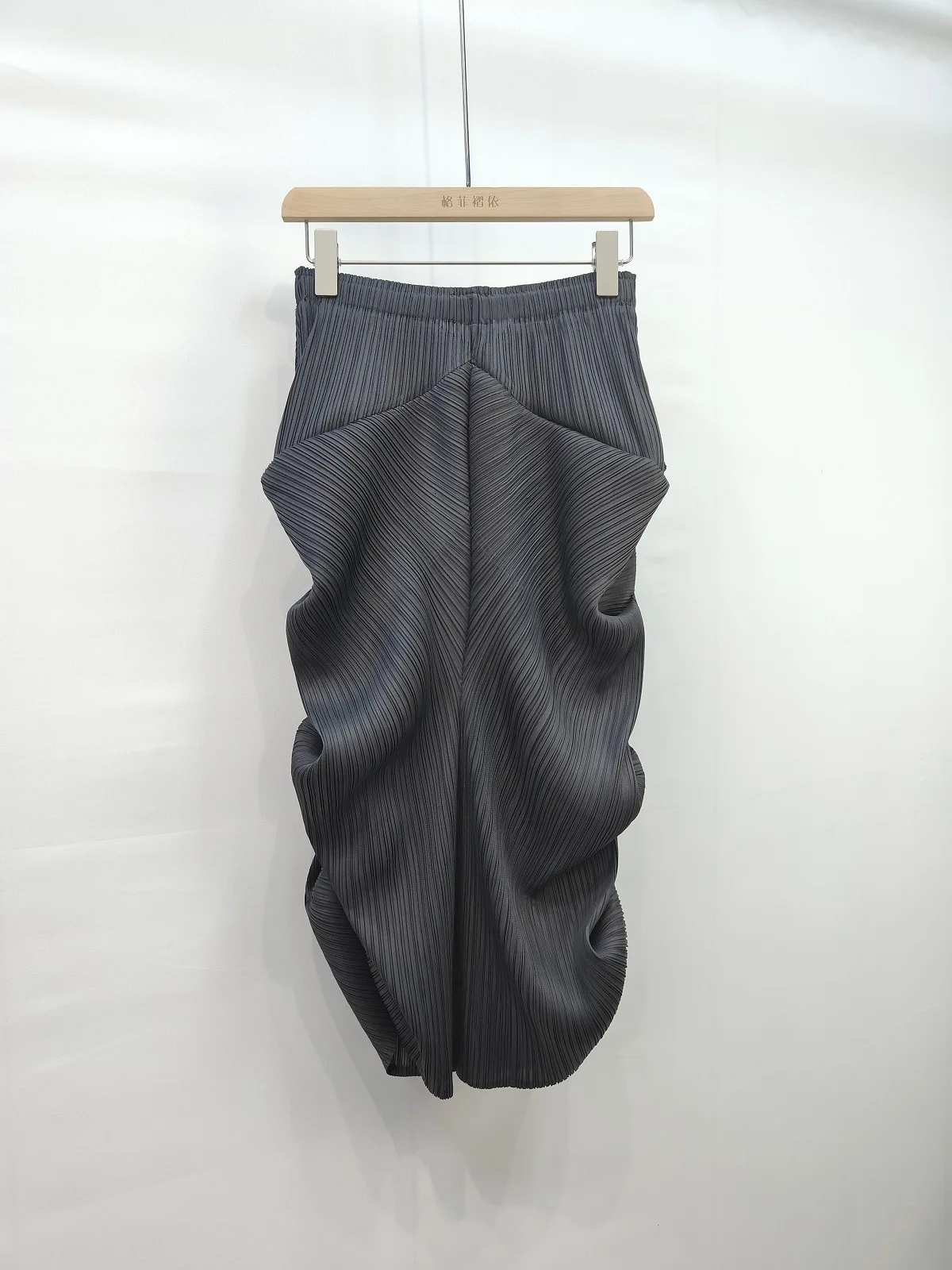LANMREM 2025 New Women's Elegant Niche Design Pleated A-line Skirt Summer Fashion Irregular Elastic Wiast Loose Skirts 2DB2865