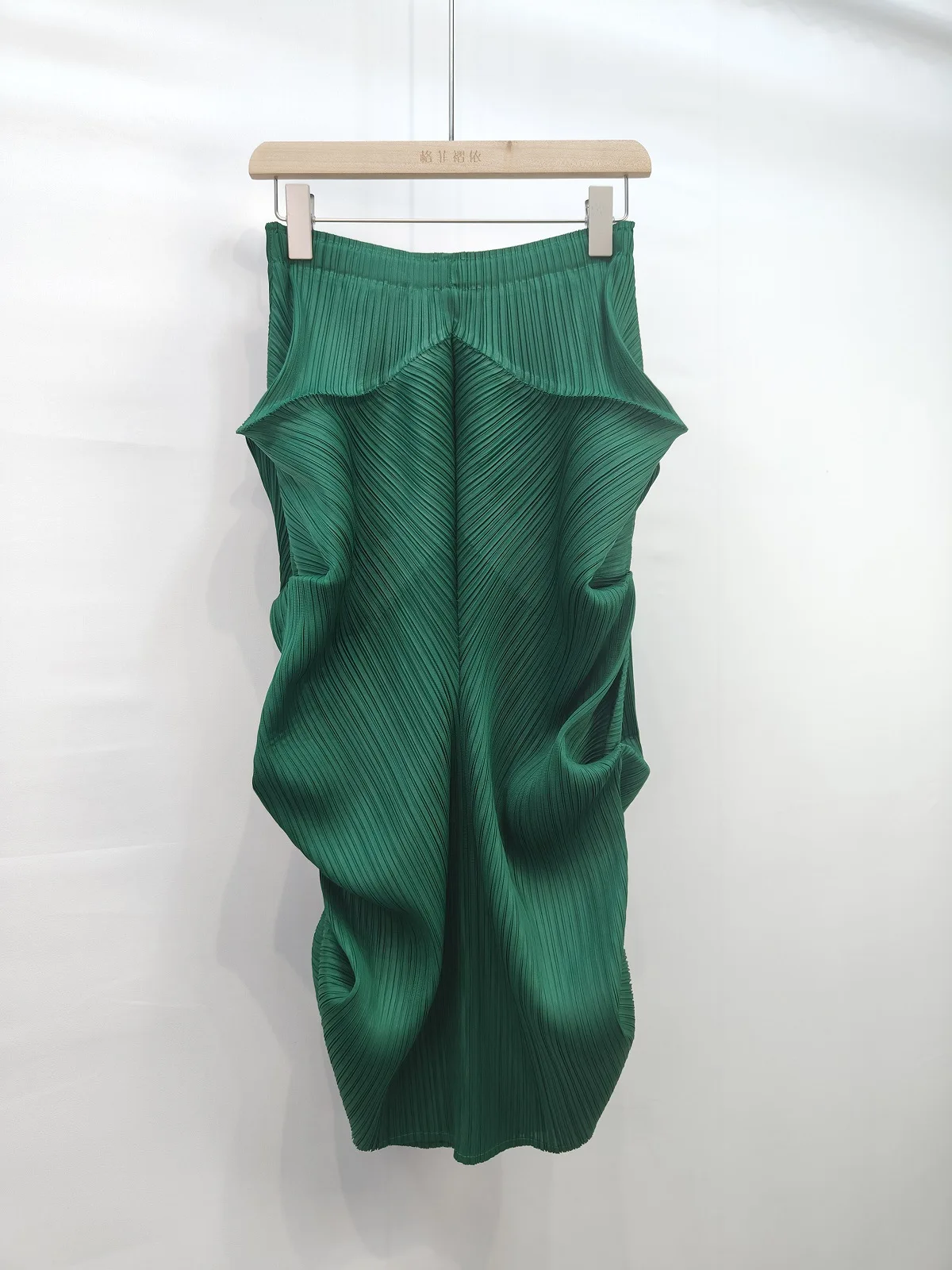 LANMREM 2025 New Women's Elegant Niche Design Pleated A-line Skirt Summer Fashion Irregular Elastic Wiast Loose Skirts 2DB2865