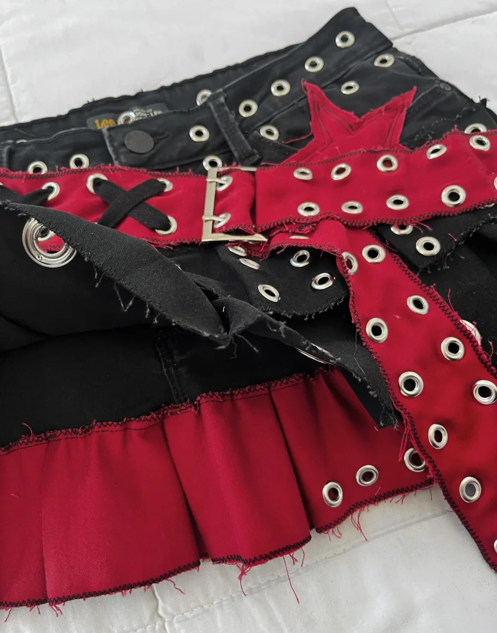 Women Punk Star Eyelet Skirt Black Red Belt Buckle Multiple Grommets Lace Up Detail Frayed Hem Distressed Mini Streetwear Sexy
