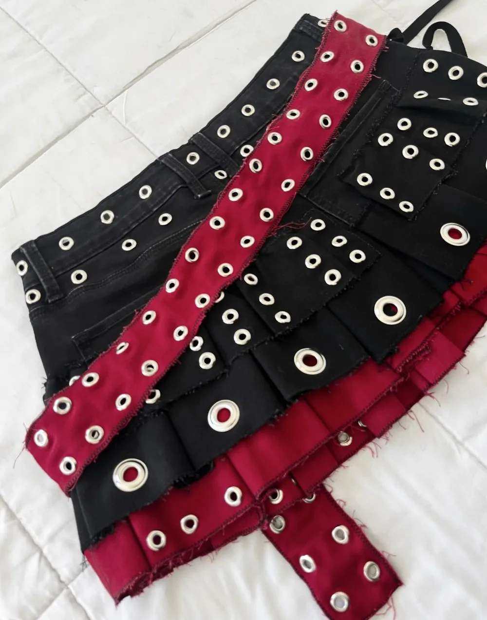 Women Punk Star Eyelet Skirt Black Red Belt Buckle Multiple Grommets Lace Up Detail Frayed Hem Distressed Mini Streetwear Sexy