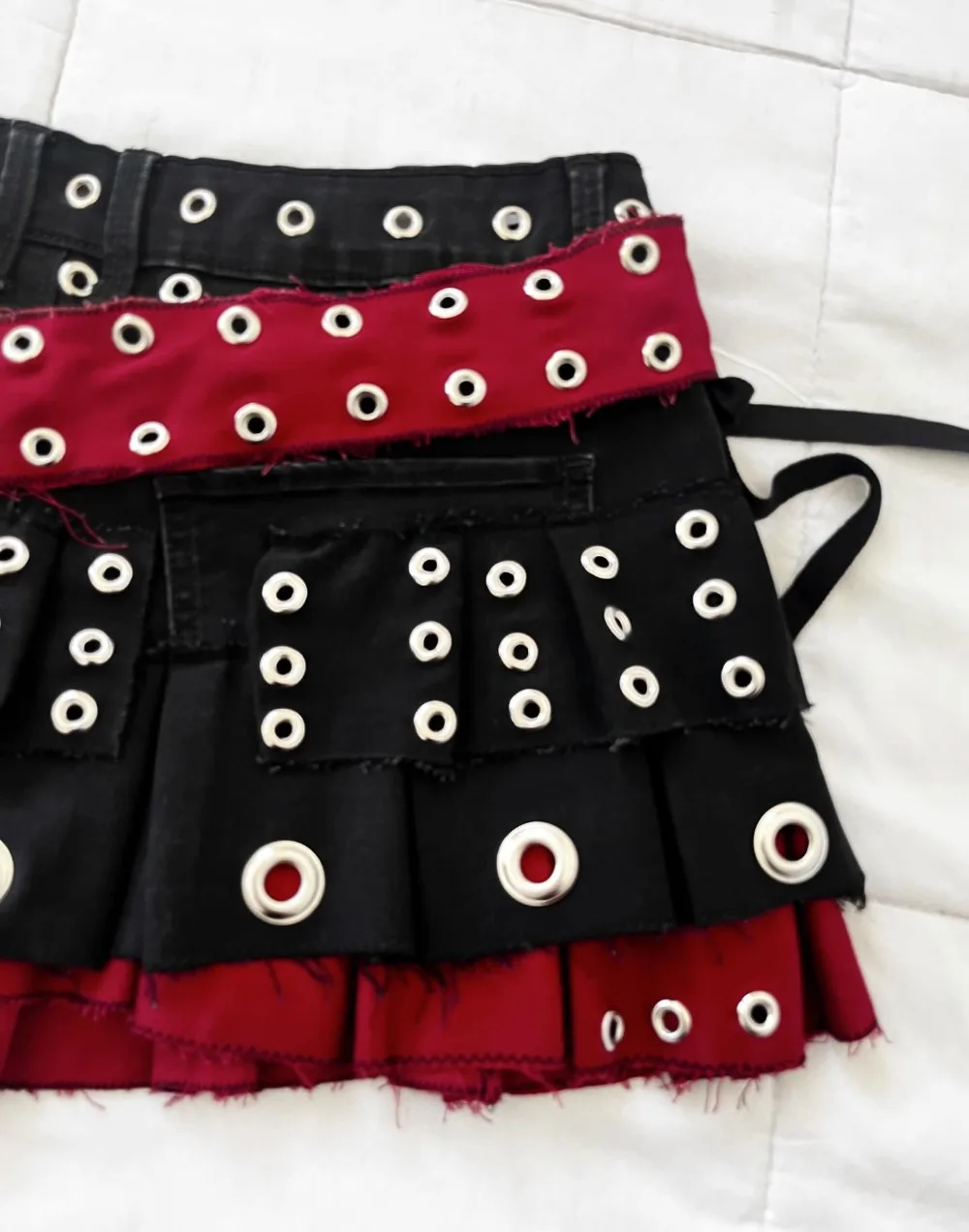 Women Punk Star Eyelet Skirt Black Red Belt Buckle Multiple Grommets Lace Up Detail Frayed Hem Distressed Mini Streetwear Sexy