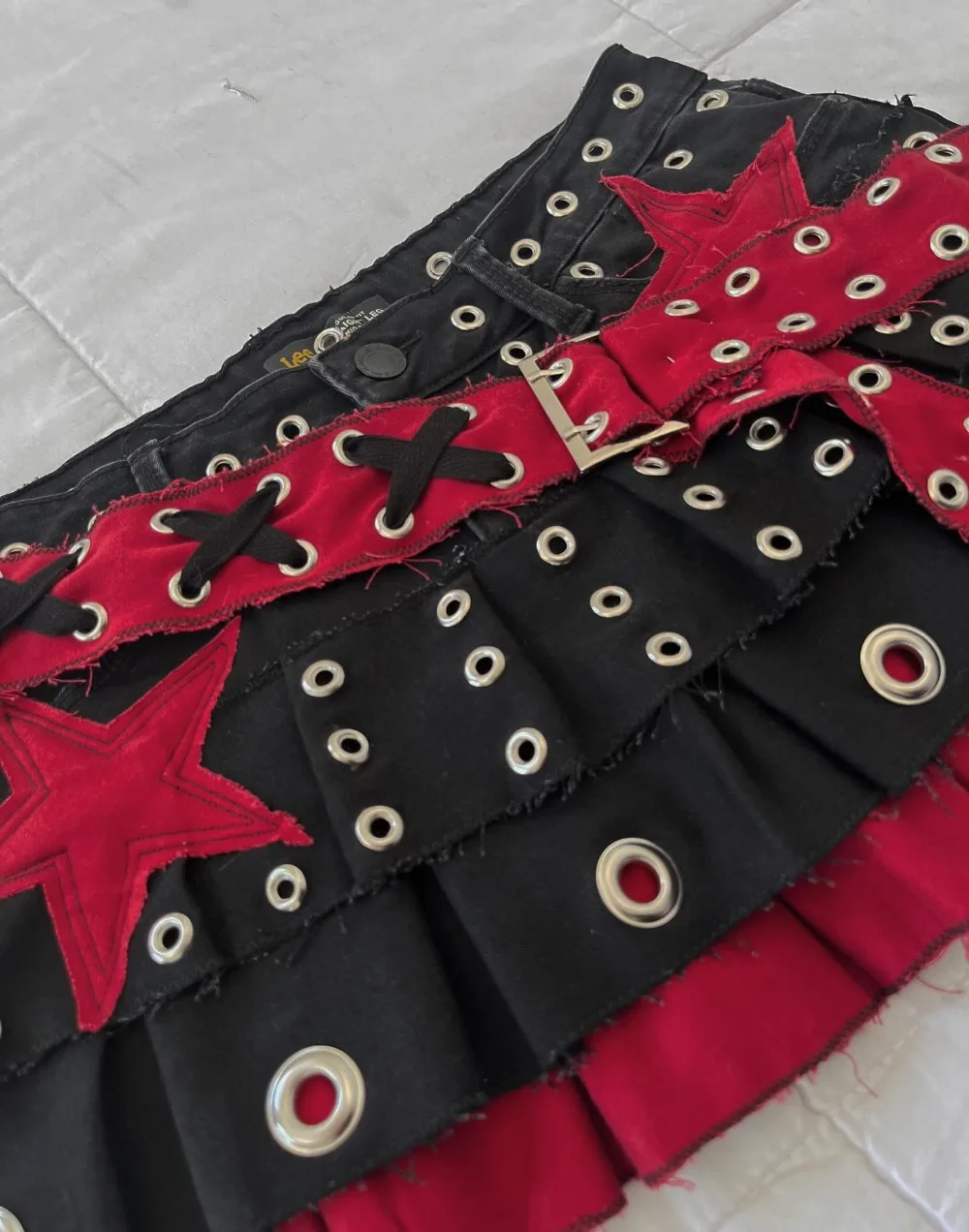 Women Punk Star Eyelet Skirt Black Red Belt Buckle Multiple Grommets Lace Up Detail Frayed Hem Distressed Mini Streetwear Sexy