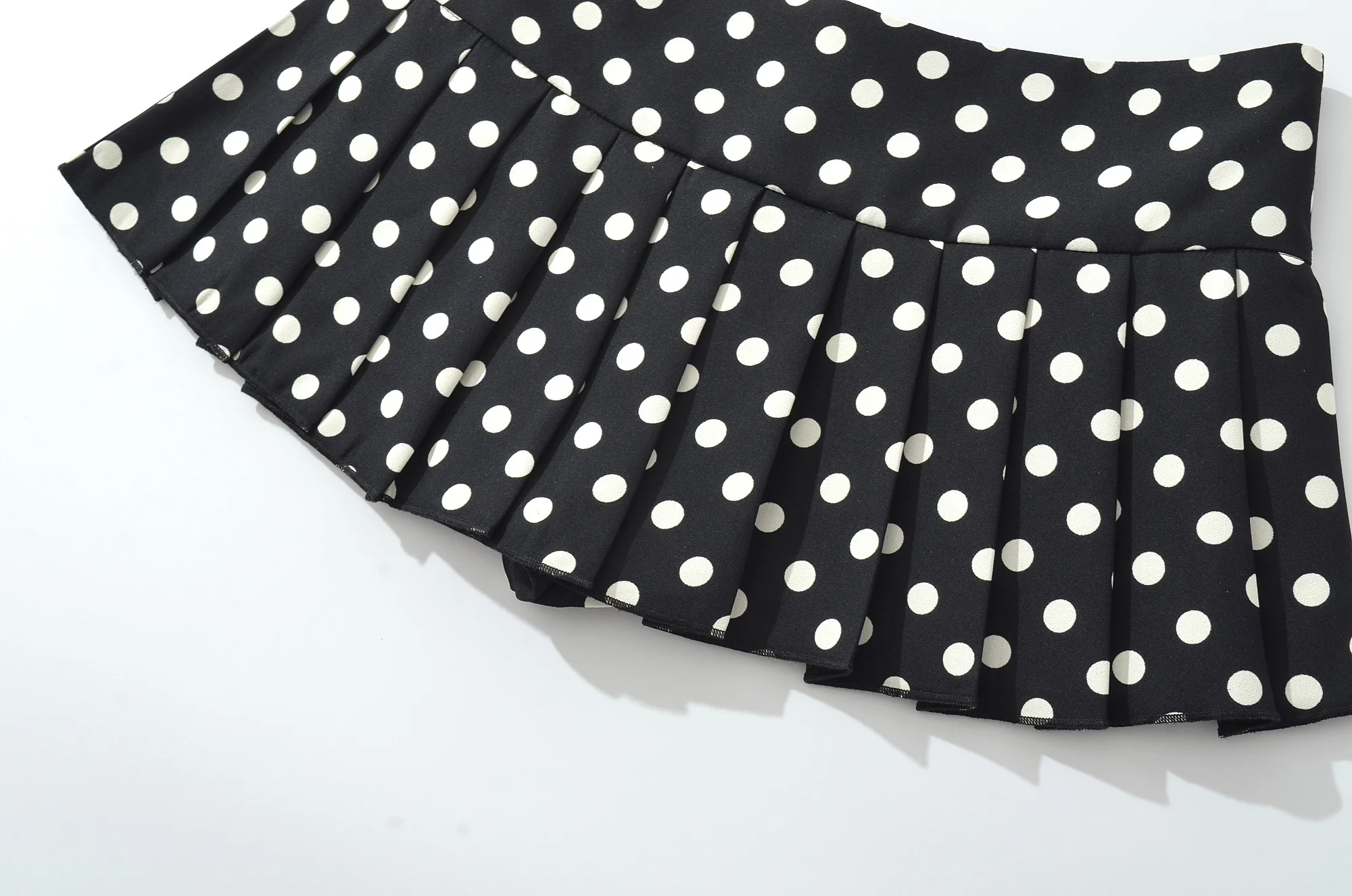 YENKYE Cool Girl Sexy Low Waist Polka Dot Mini Skirt For Women American Retro Pleated Summer Skirts Y2K Saia