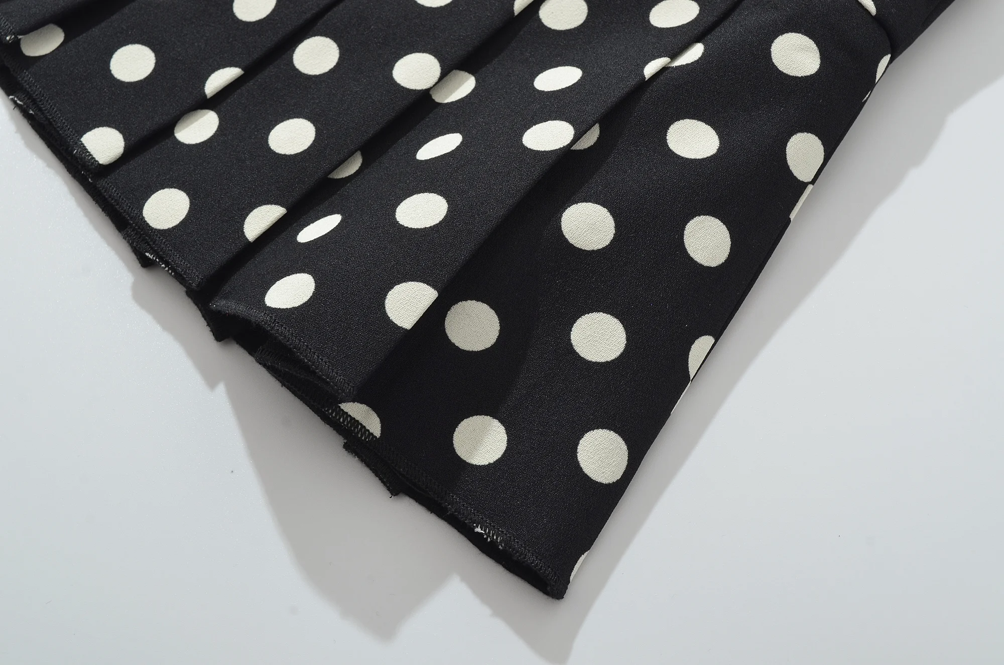 YENKYE Cool Girl Sexy Low Waist Polka Dot Mini Skirt For Women American Retro Pleated Summer Skirts Y2K Saia