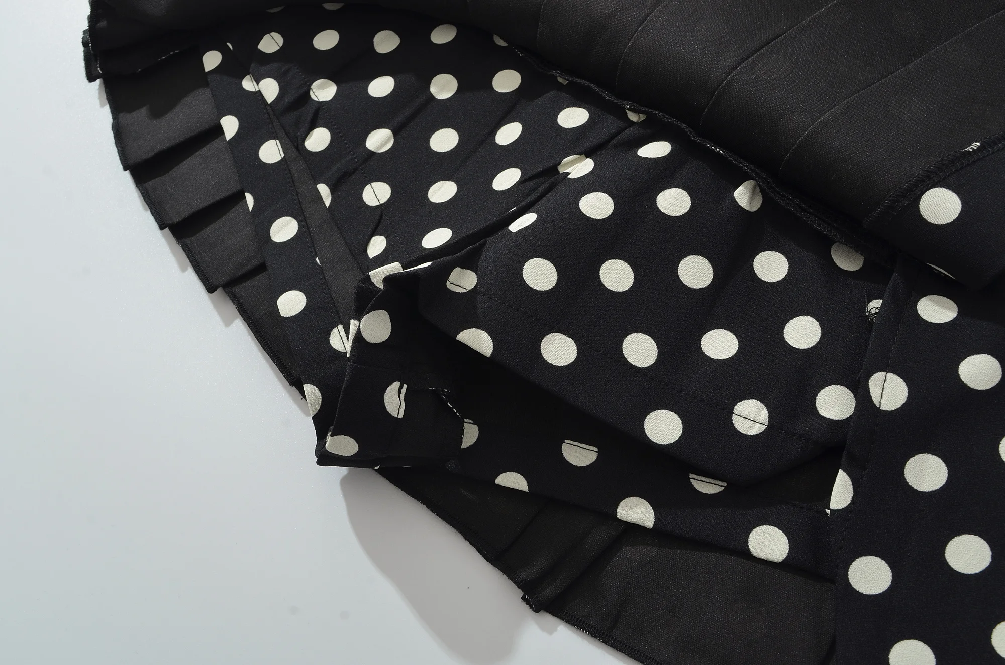 YENKYE Cool Girl Sexy Low Waist Polka Dot Mini Skirt For Women American Retro Pleated Summer Skirts Y2K Saia