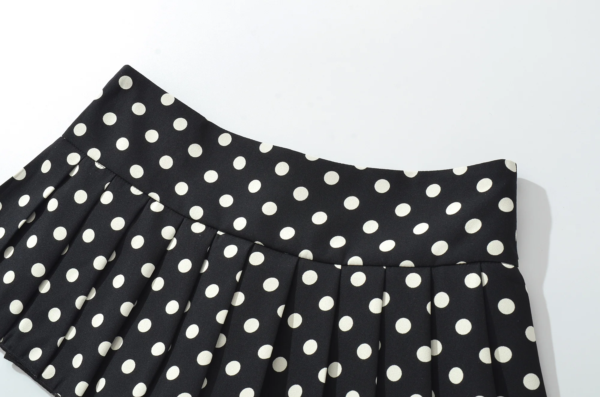 YENKYE Cool Girl Sexy Low Waist Polka Dot Mini Skirt For Women American Retro Pleated Summer Skirts Y2K Saia