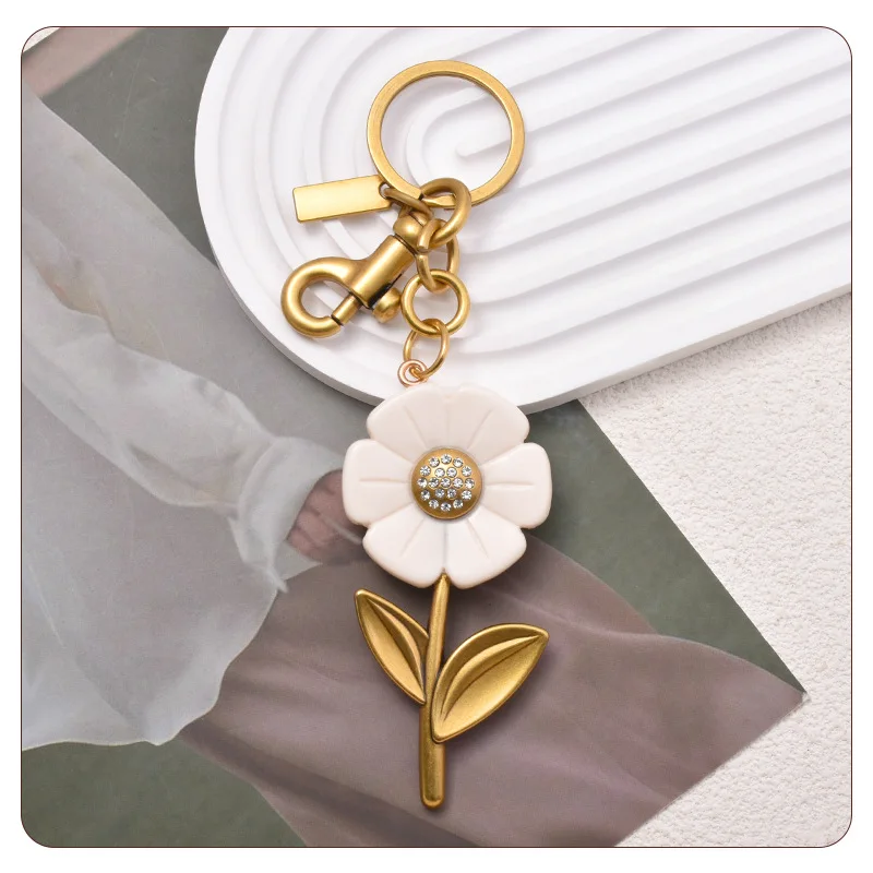 Daisy Bag Charm Flower Keychain Resin Floral Purse Pendant for Women Handbag Backpack Accessory Jewelry Birthday Gift