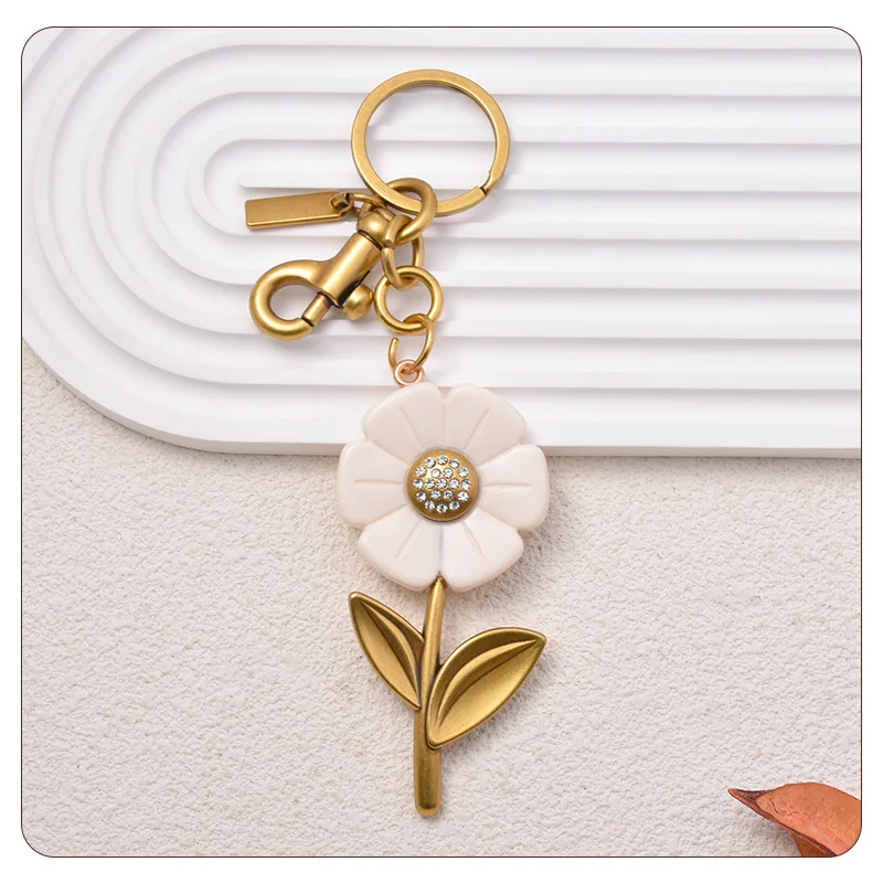Daisy Bag Charm Flower Keychain Resin Floral Purse Pendant for Women Handbag Backpack Accessory Jewelry Birthday Gift