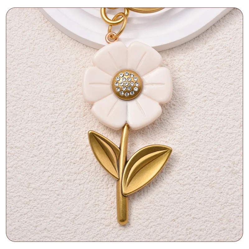 Daisy Bag Charm Flower Keychain Resin Floral Purse Pendant for Women Handbag Backpack Accessory Jewelry Birthday Gift