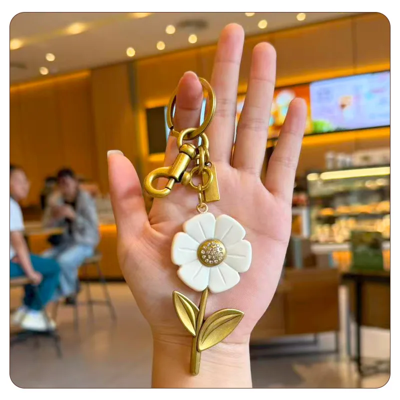 Daisy Bag Charm Flower Keychain Resin Floral Purse Pendant for Women Handbag Backpack Accessory Jewelry Birthday Gift