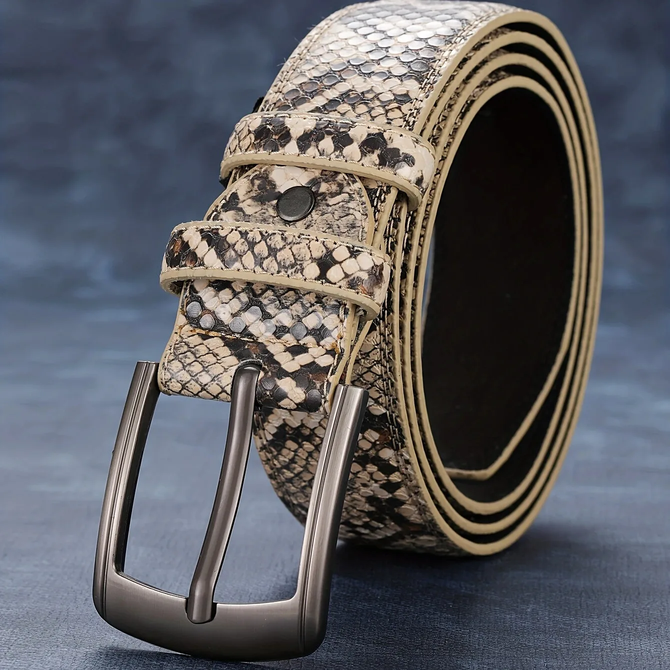 The new men's button-fastening belt is trendy, simple and elegant, and highly versatile. It is suitable for daily outings.