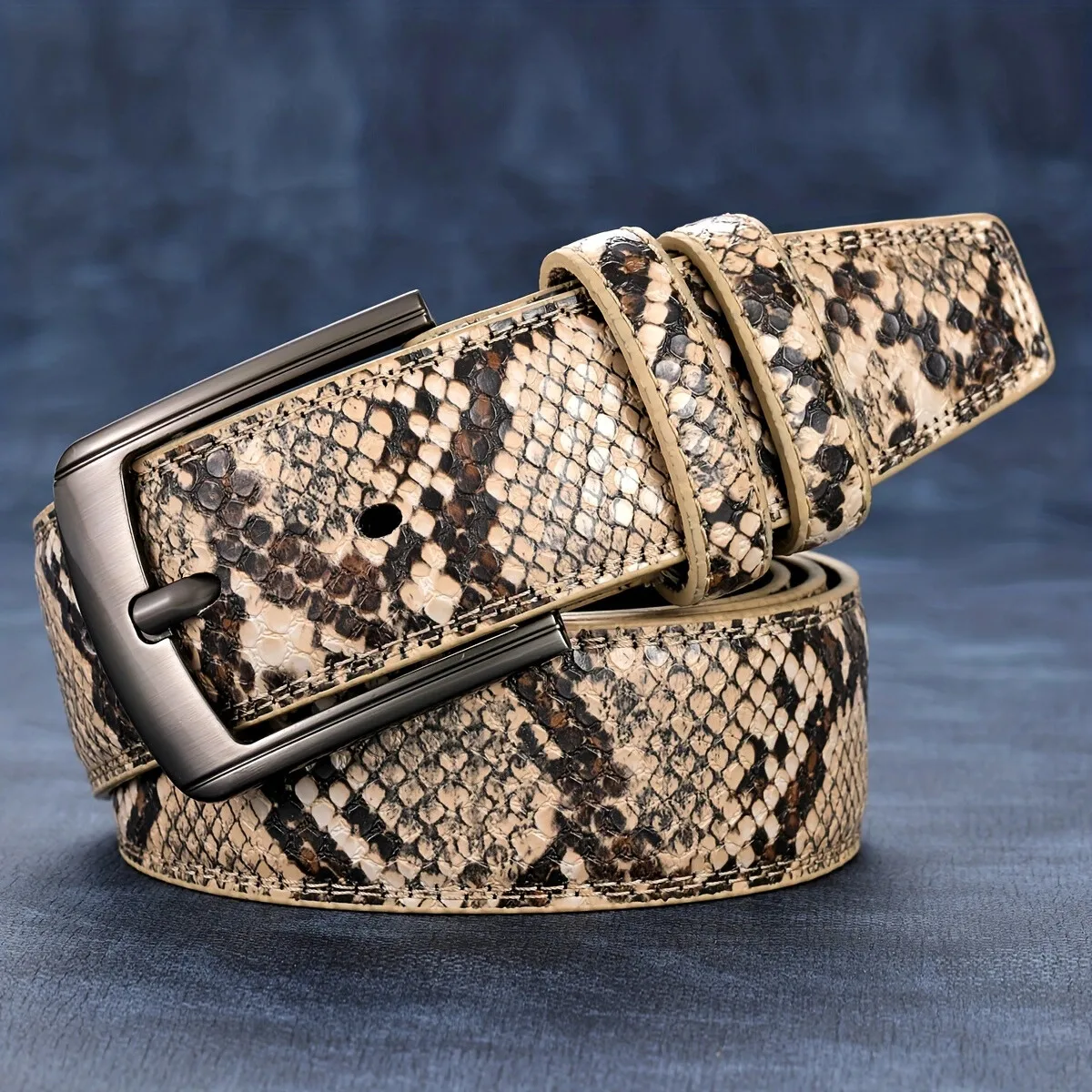 The new men's button-fastening belt is trendy, simple and elegant, and highly versatile. It is suitable for daily outings.