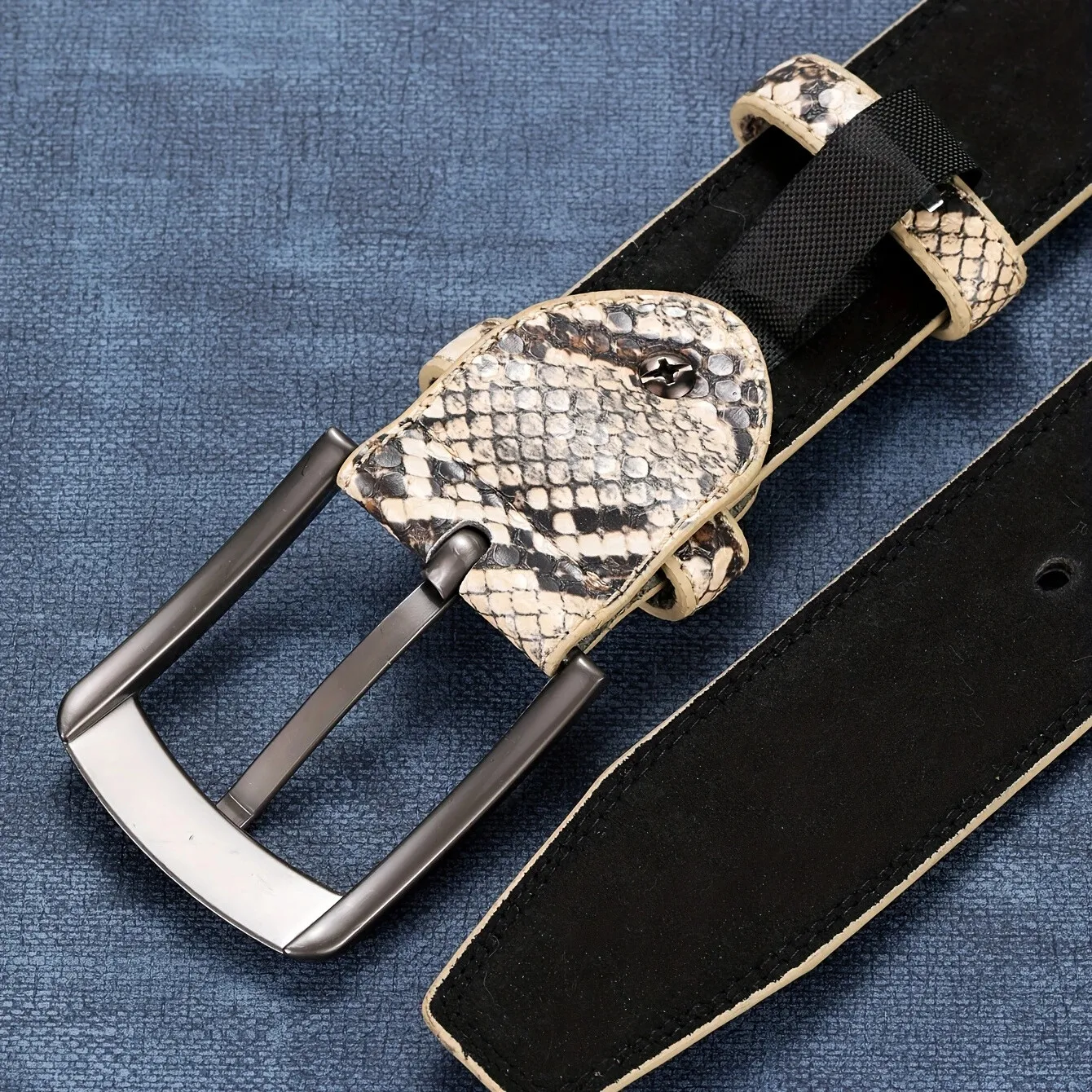 The new men's button-fastening belt is trendy, simple and elegant, and highly versatile. It is suitable for daily outings.