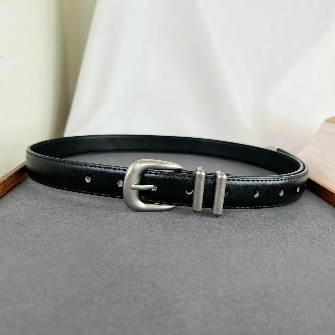 Maikun New Vintage Ladies Leather Belt Simple All-Match Silver Buckle Decorative Belt For Women