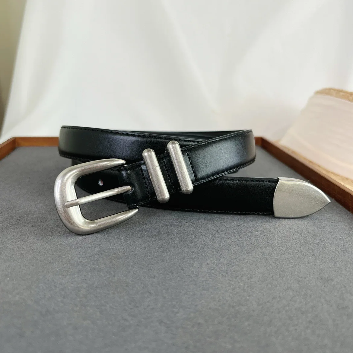 Maikun New Vintage Ladies Leather Belt Simple All-Match Silver Buckle Decorative Belt For Women