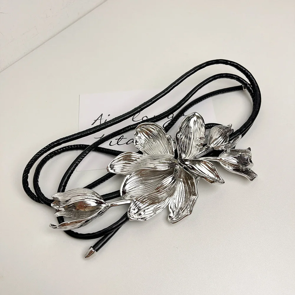 LANMREM Retro Gold Metal Flower Belt Women's Personality Outstanding Black Leather Rope Dress Decoration Waist Chain New 2DB1920