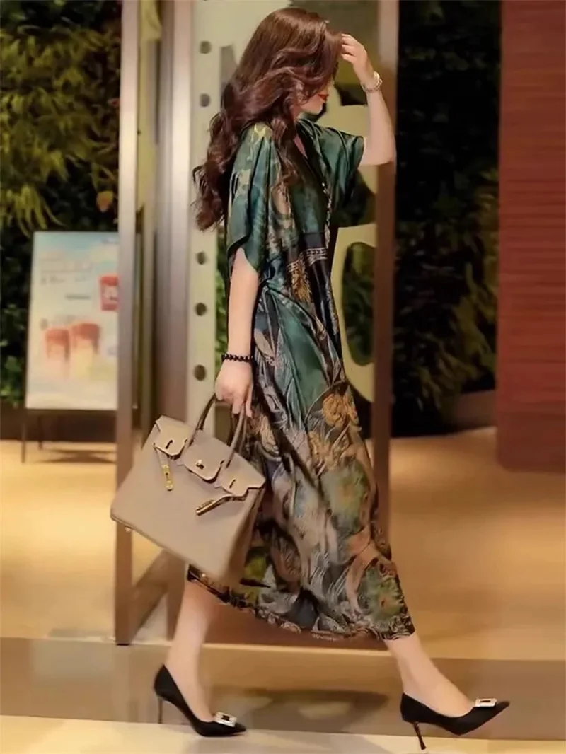 Long summer slimming dress, new retro V-neck style, big brand loose and stylish belly covering long skirt