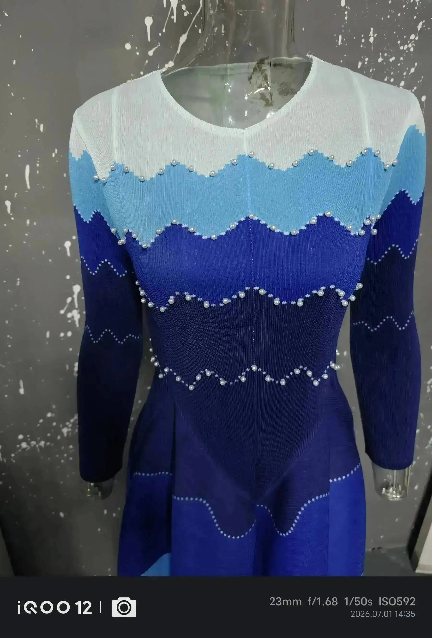 GVUW Fashion Pleated Women's Dress Wave Gradient Three Quarter Sleeved Round Neck Pullover Dresses 2026 Summer New Tide 17S3684