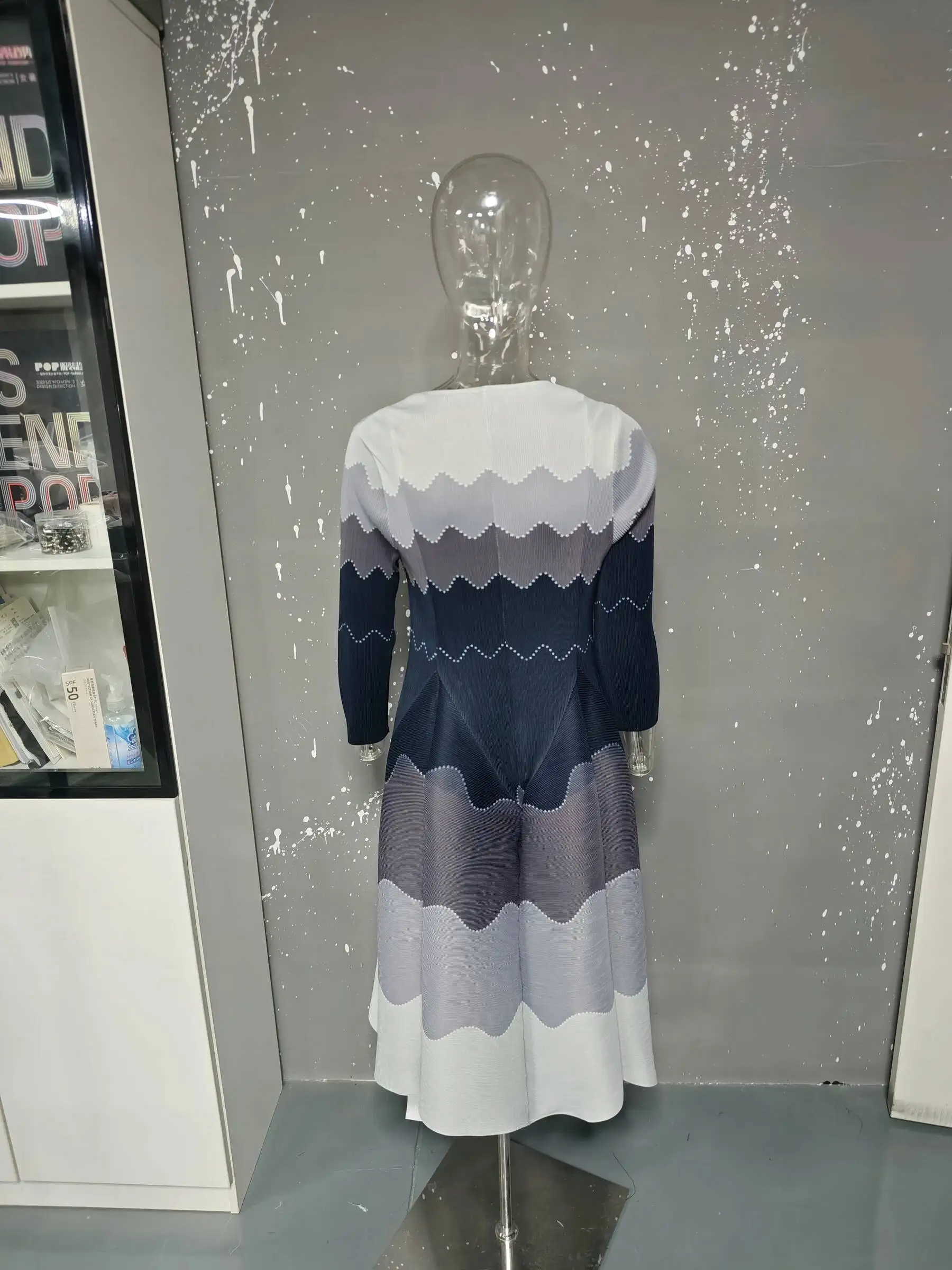 GVUW Fashion Pleated Women's Dress Wave Gradient Three Quarter Sleeved Round Neck Pullover Dresses 2026 Summer New Tide 17S3684
