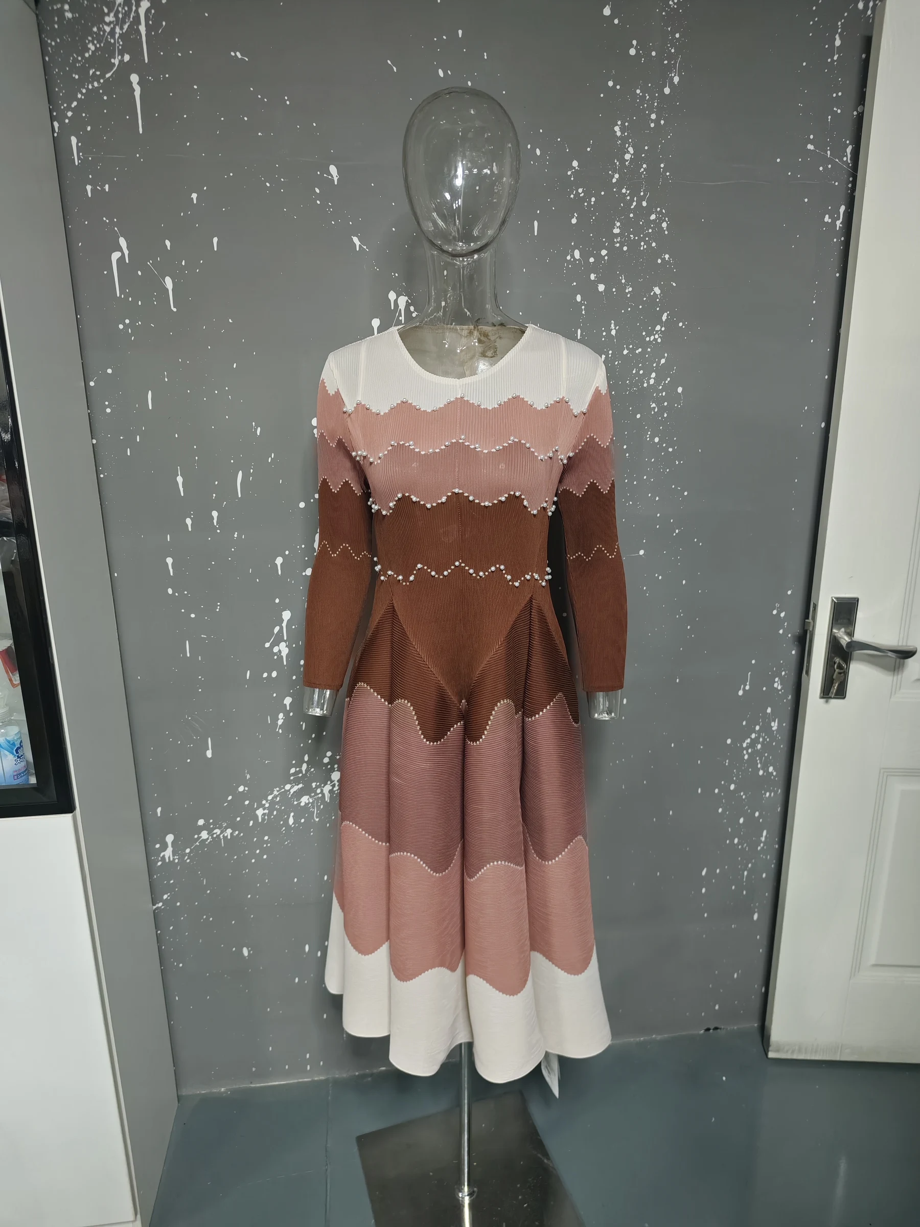 GVUW Fashion Pleated Women's Dress Wave Gradient Three Quarter Sleeved Round Neck Pullover Dresses 2026 Summer New Tide 17S3684