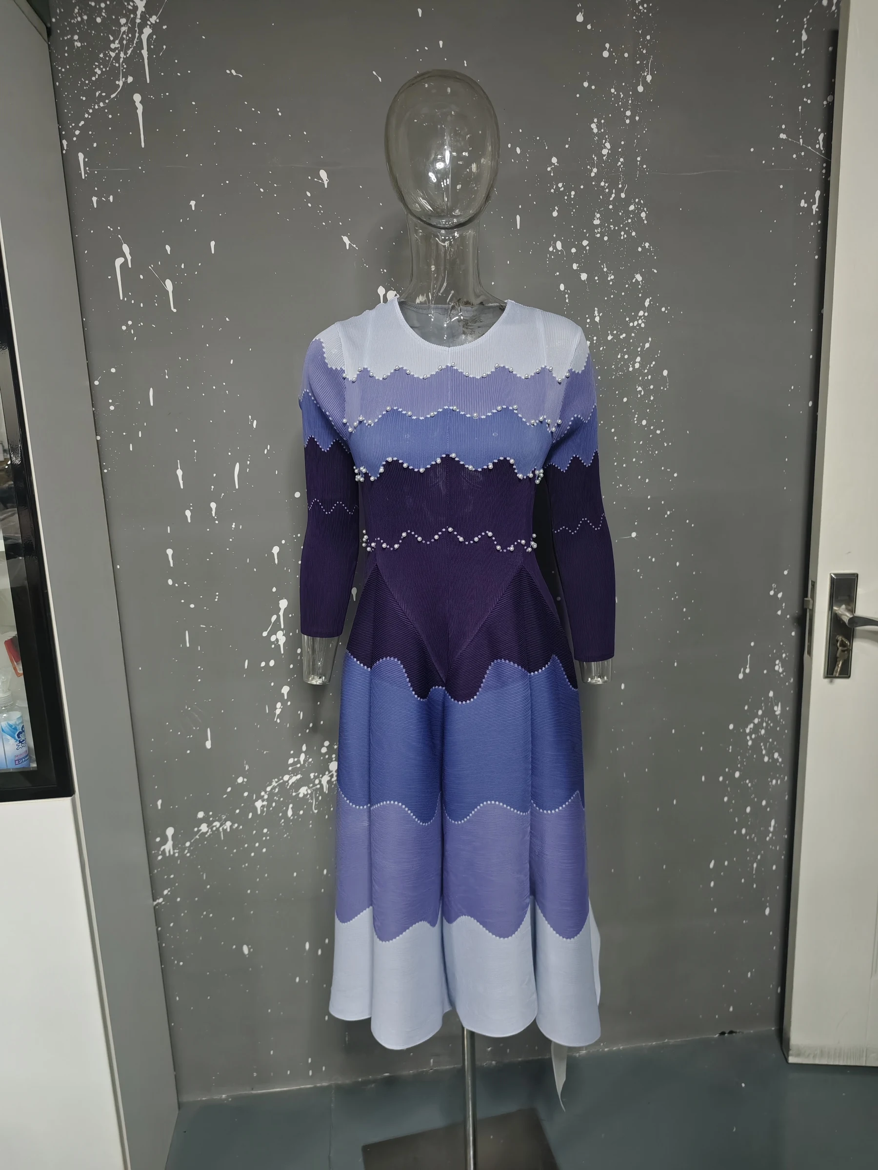GVUW Fashion Pleated Women's Dress Wave Gradient Three Quarter Sleeved Round Neck Pullover Dresses 2026 Summer New Tide 17S3684