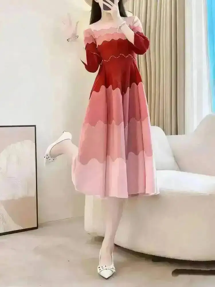 GVUW Fashion Pleated Women's Dress Wave Gradient Three Quarter Sleeved Round Neck Pullover Dresses 2026 Summer New Tide 17S3684