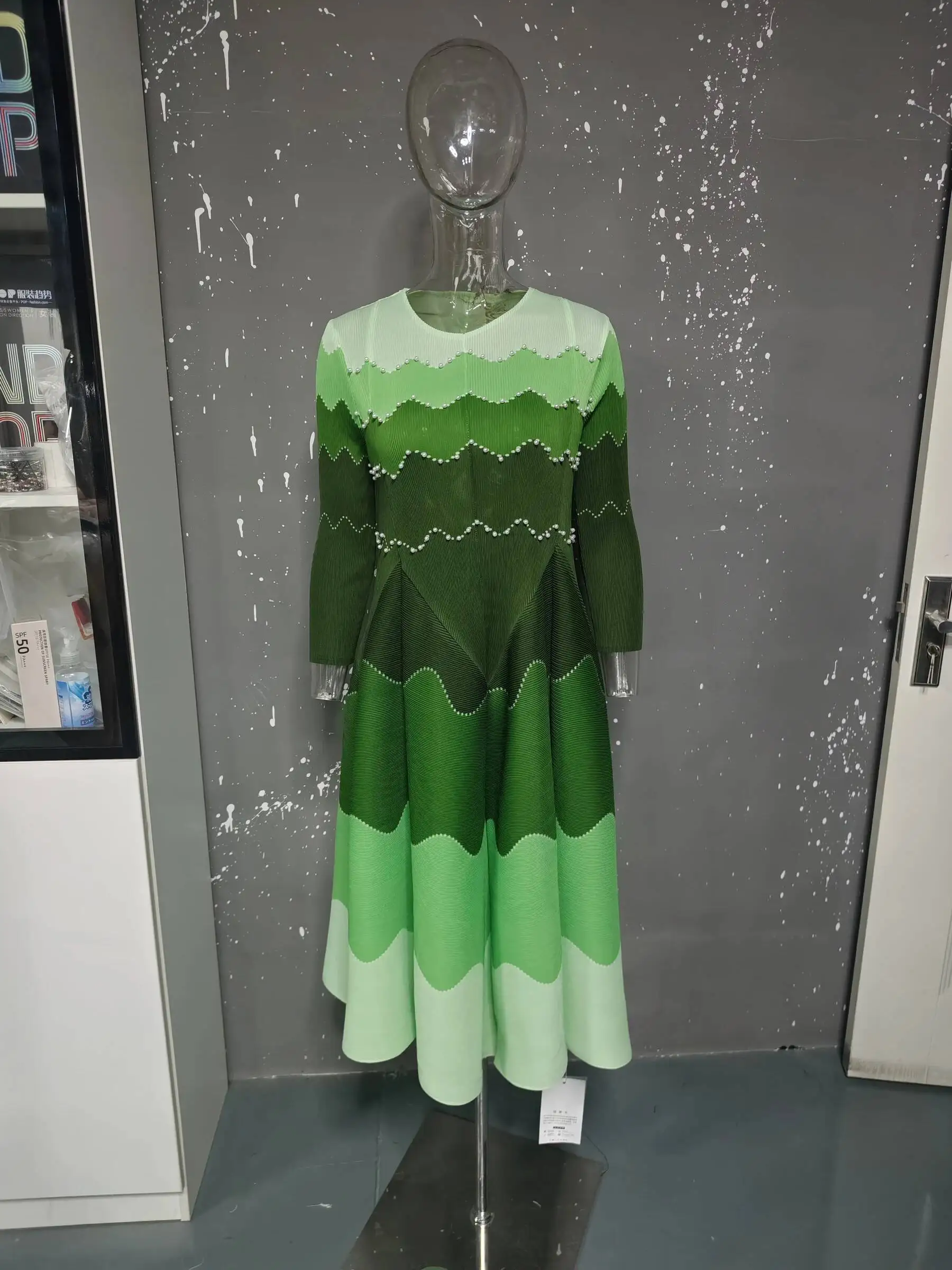 GVUW Fashion Pleated Women's Dress Wave Gradient Three Quarter Sleeved Round Neck Pullover Dresses 2026 Summer New Tide 17S3684