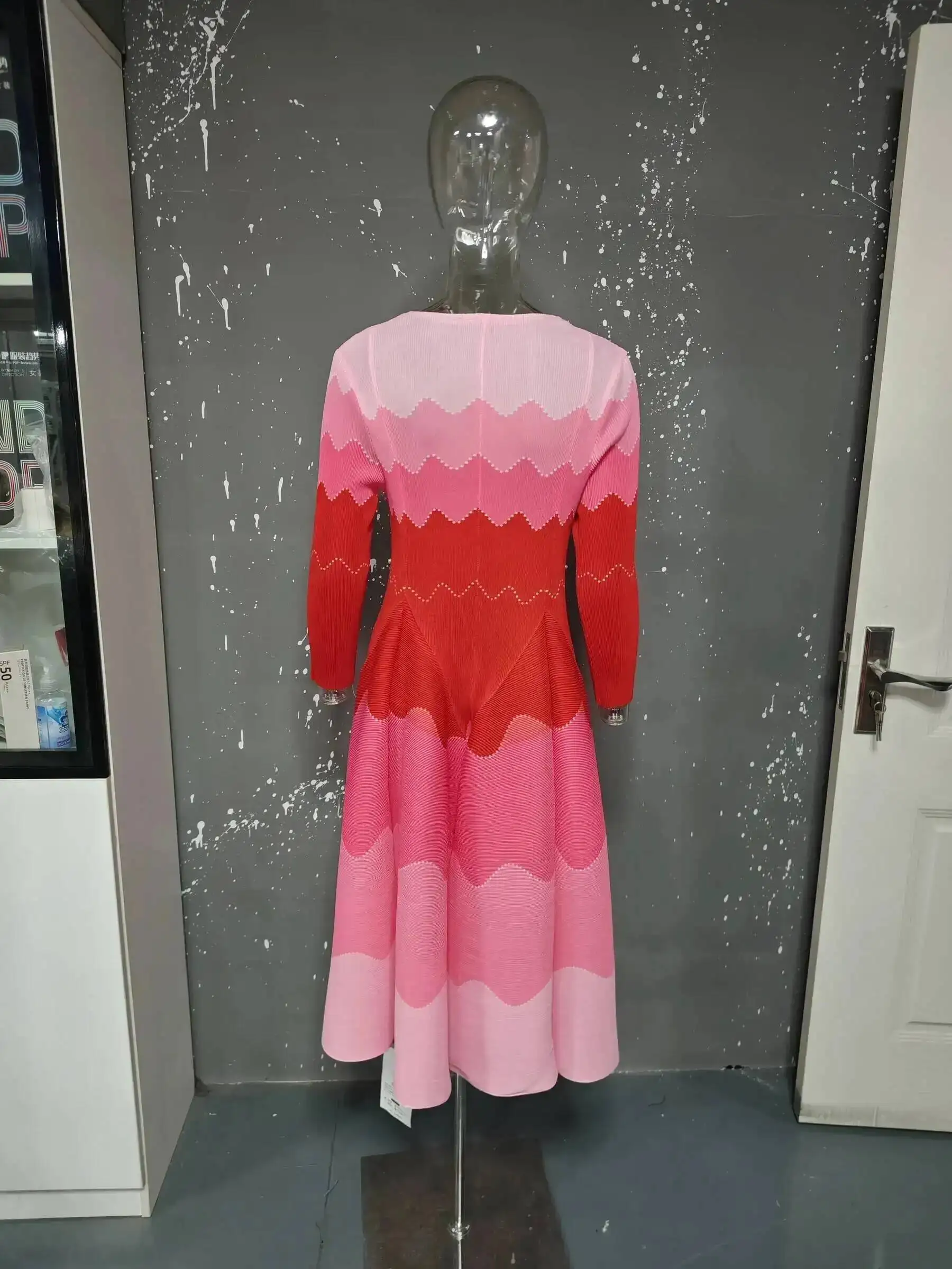 GVUW Fashion Pleated Women's Dress Wave Gradient Three Quarter Sleeved Round Neck Pullover Dresses 2026 Summer New Tide 17S3684