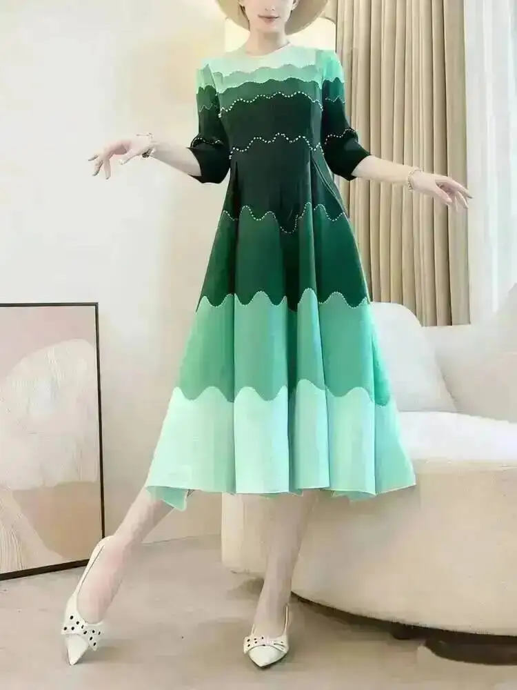 GVUW Fashion Pleated Women's Dress Wave Gradient Three Quarter Sleeved Round Neck Pullover Dresses 2026 Summer New Tide 17S3684