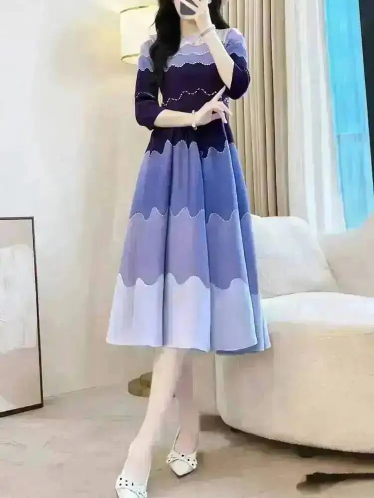 GVUW Fashion Pleated Women's Dress Wave Gradient Three Quarter Sleeved Round Neck Pullover Dresses 2026 Summer New Tide 17S3684