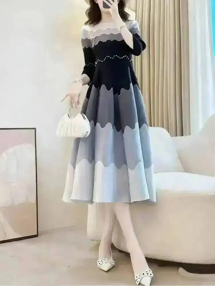 GVUW Fashion Pleated Women's Dress Wave Gradient Three Quarter Sleeved Round Neck Pullover Dresses 2026 Summer New Tide 17S3684
