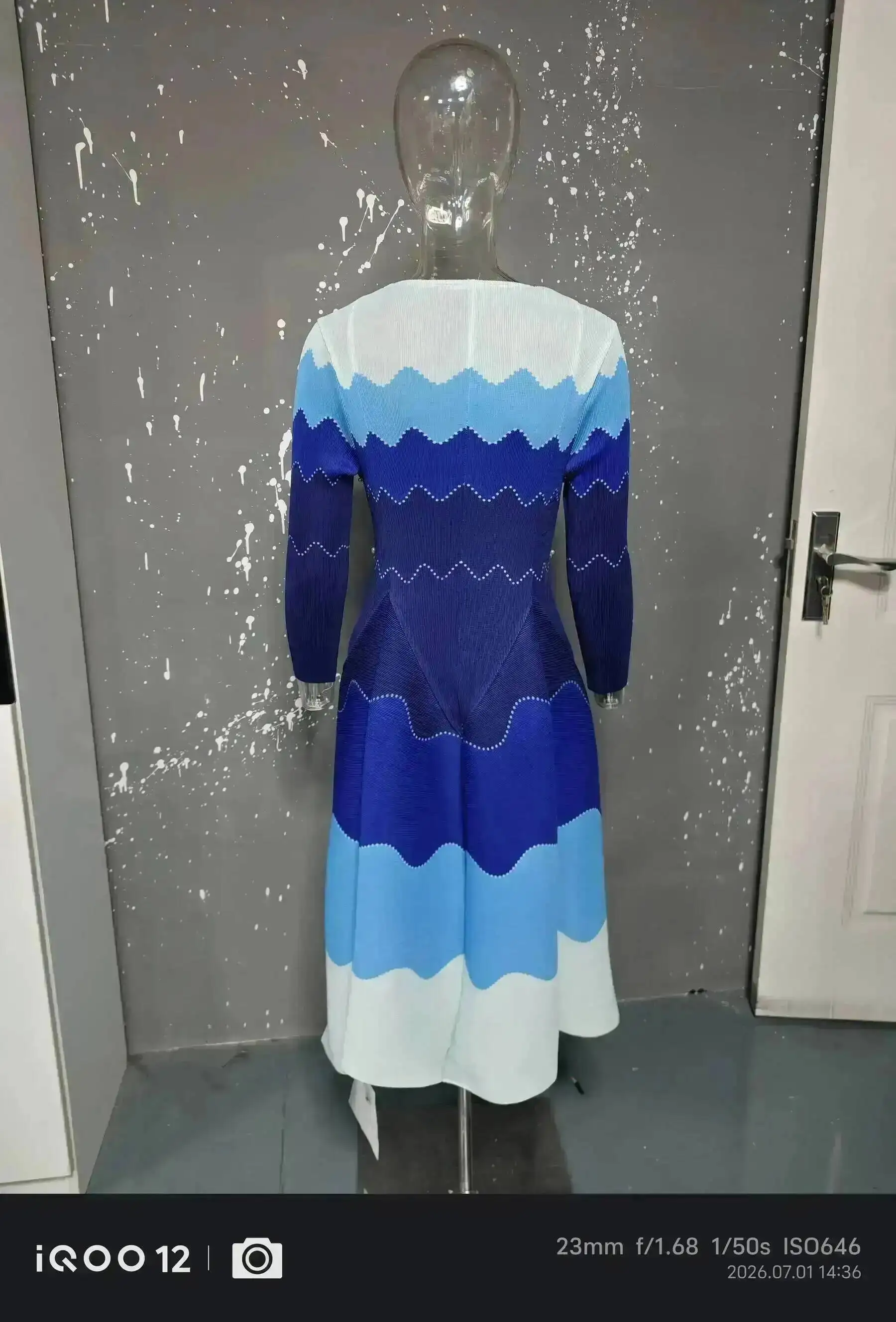 GVUW Fashion Pleated Women's Dress Wave Gradient Three Quarter Sleeved Round Neck Pullover Dresses 2026 Summer New Tide 17S3684