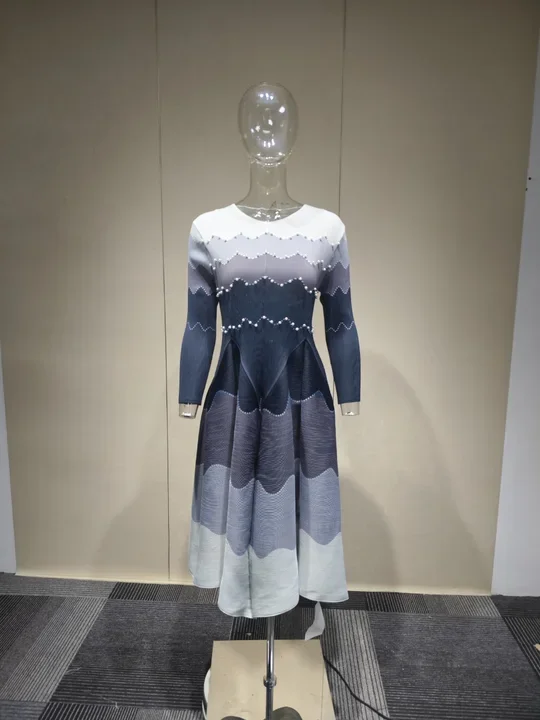 GVUW Fashion Pleated Women's Dress Wave Gradient Three Quarter Sleeved Round Neck Pullover Dresses 2026 Summer New Tide 17S3684
