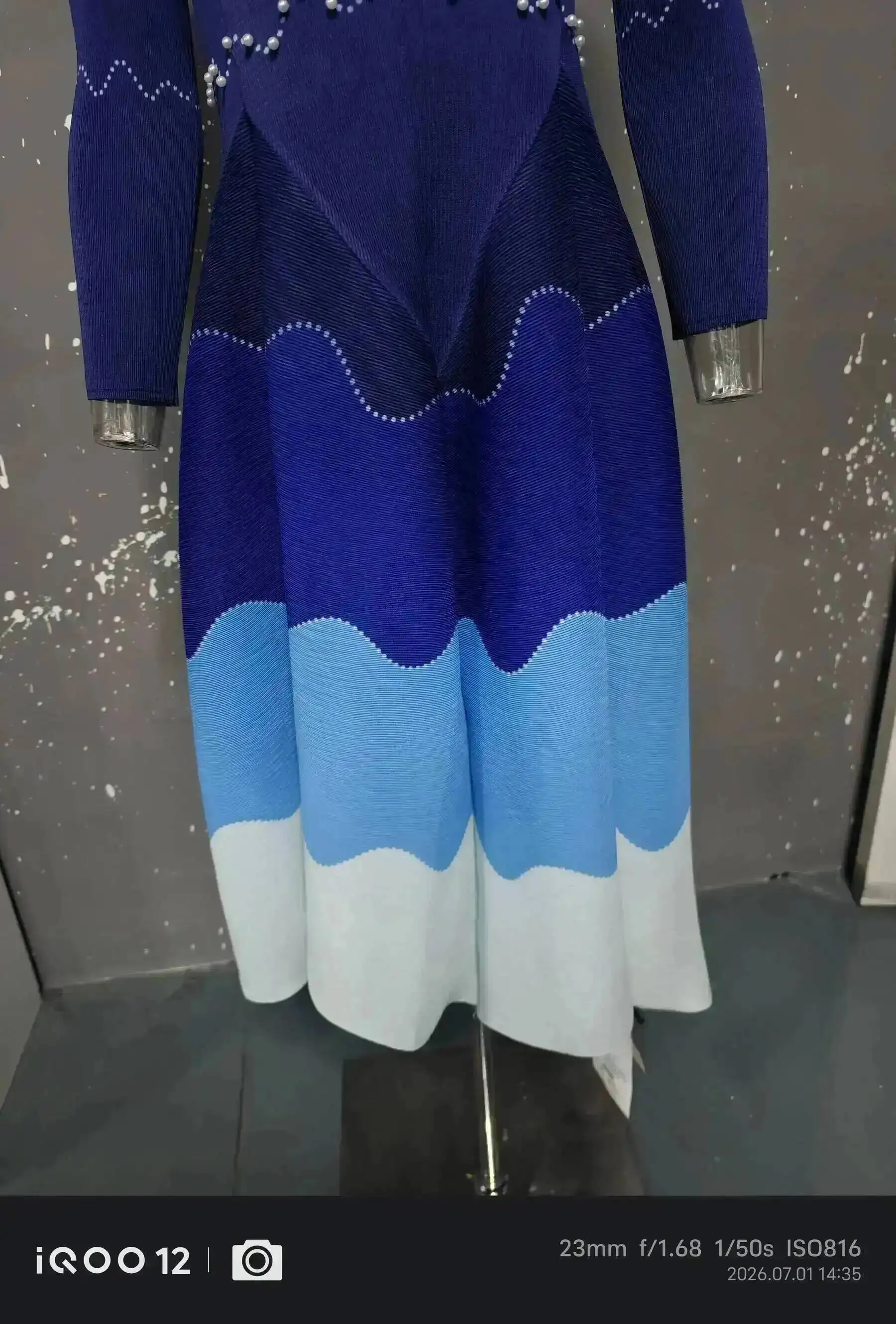 GVUW Fashion Pleated Women's Dress Wave Gradient Three Quarter Sleeved Round Neck Pullover Dresses 2026 Summer New Tide 17S3684