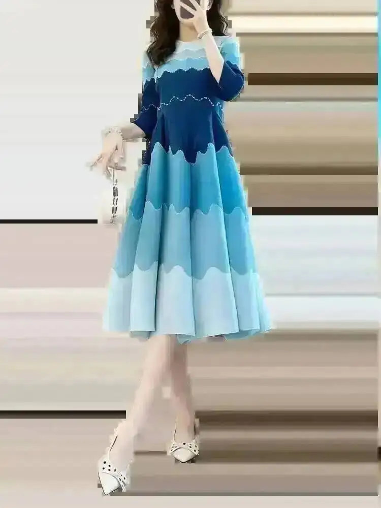 GVUW Fashion Pleated Women's Dress Wave Gradient Three Quarter Sleeved Round Neck Pullover Dresses 2026 Summer New Tide 17S3684