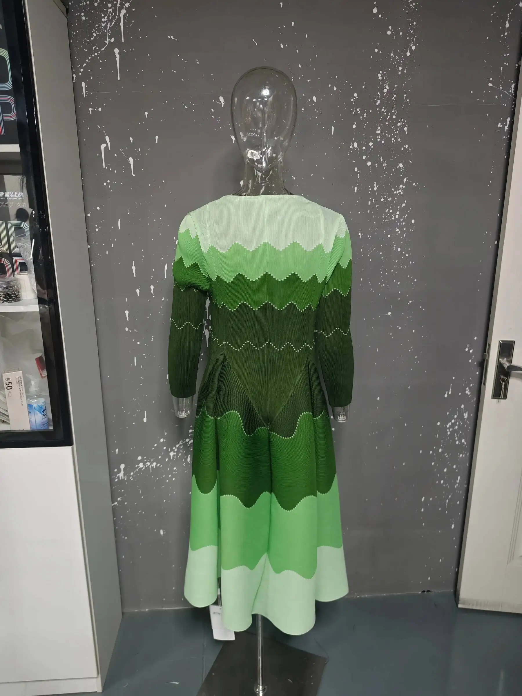 GVUW Fashion Pleated Women's Dress Wave Gradient Three Quarter Sleeved Round Neck Pullover Dresses 2026 Summer New Tide 17S3684