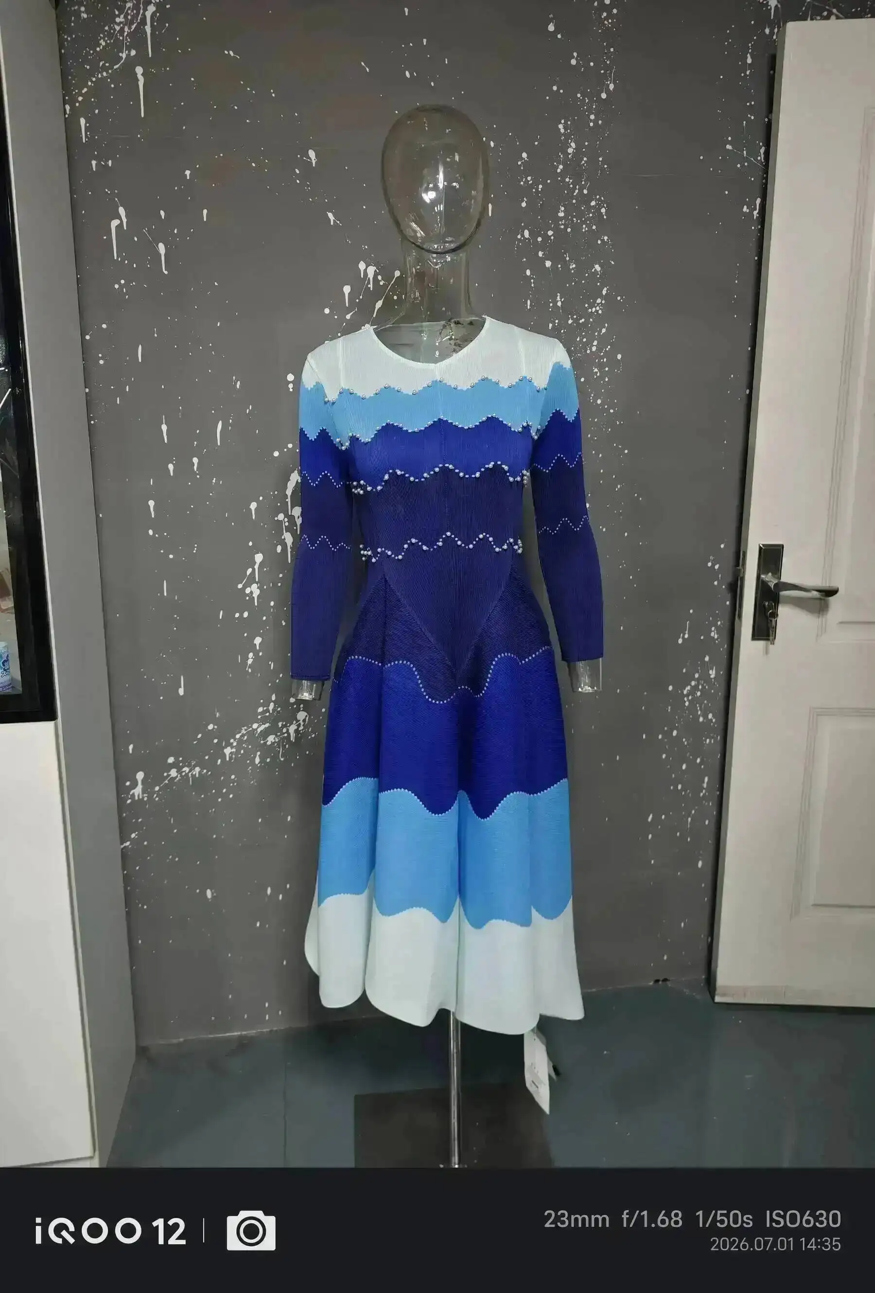 GVUW Fashion Pleated Women's Dress Wave Gradient Three Quarter Sleeved Round Neck Pullover Dresses 2026 Summer New Tide 17S3684
