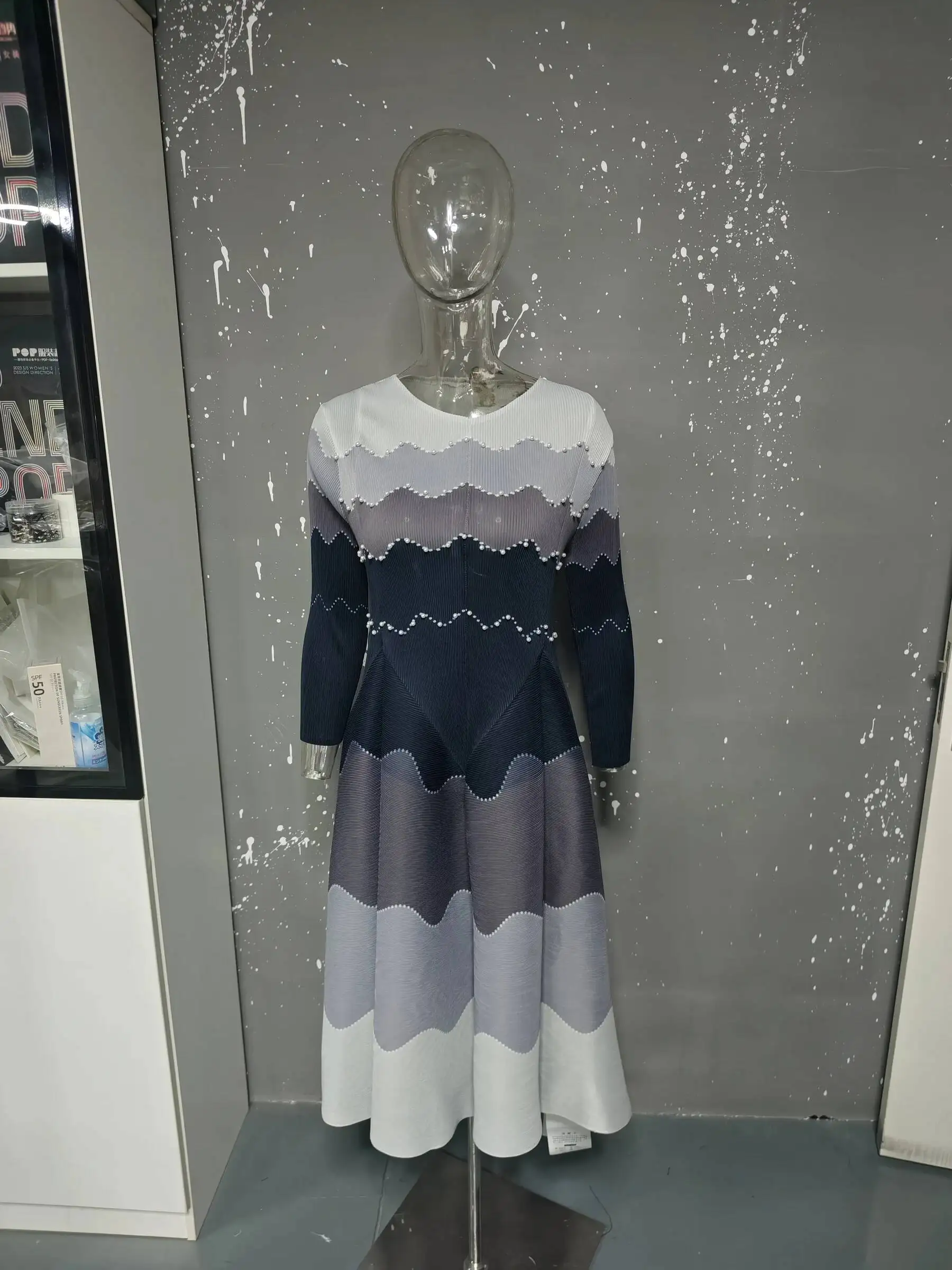 GVUW Fashion Pleated Women's Dress Wave Gradient Three Quarter Sleeved Round Neck Pullover Dresses 2026 Summer New Tide 17S3684
