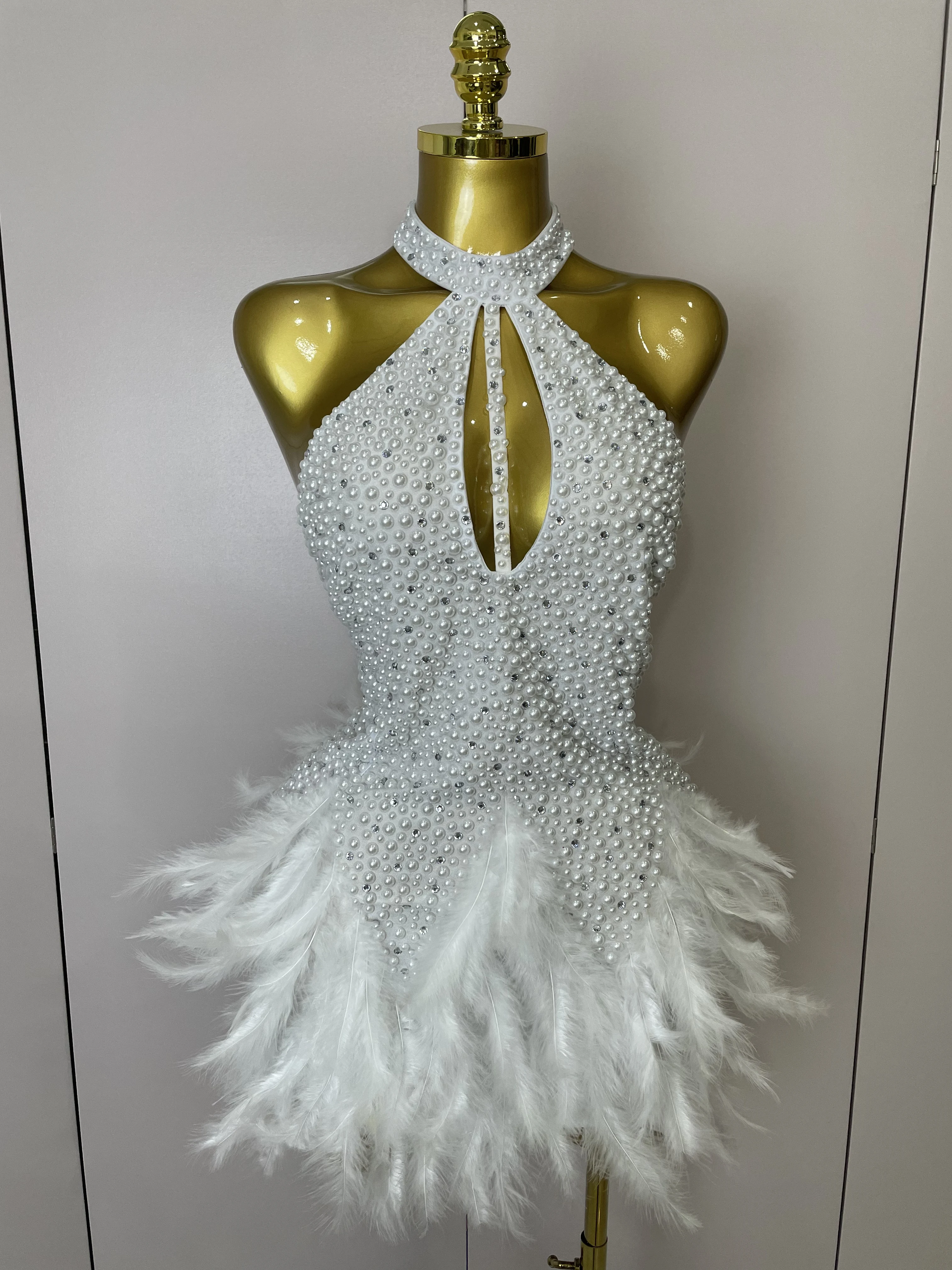 Luxury Glitter Feather Pearls Halter Backless Short White Party Dress Women Celebrate Birthday Outfit Performance Dance Costume
