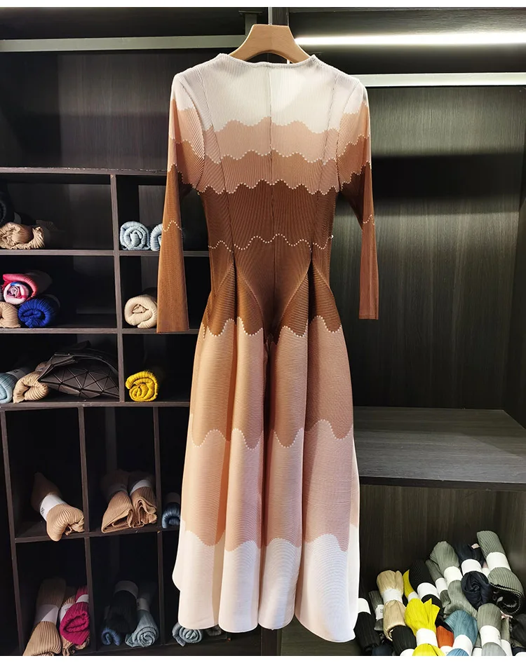 LANMREM Designed Women's Pleated Dress O-neck Loose Fit High-end Fashion Color Block Beaded Long Sleeve Famale Clothing 2DB6598
