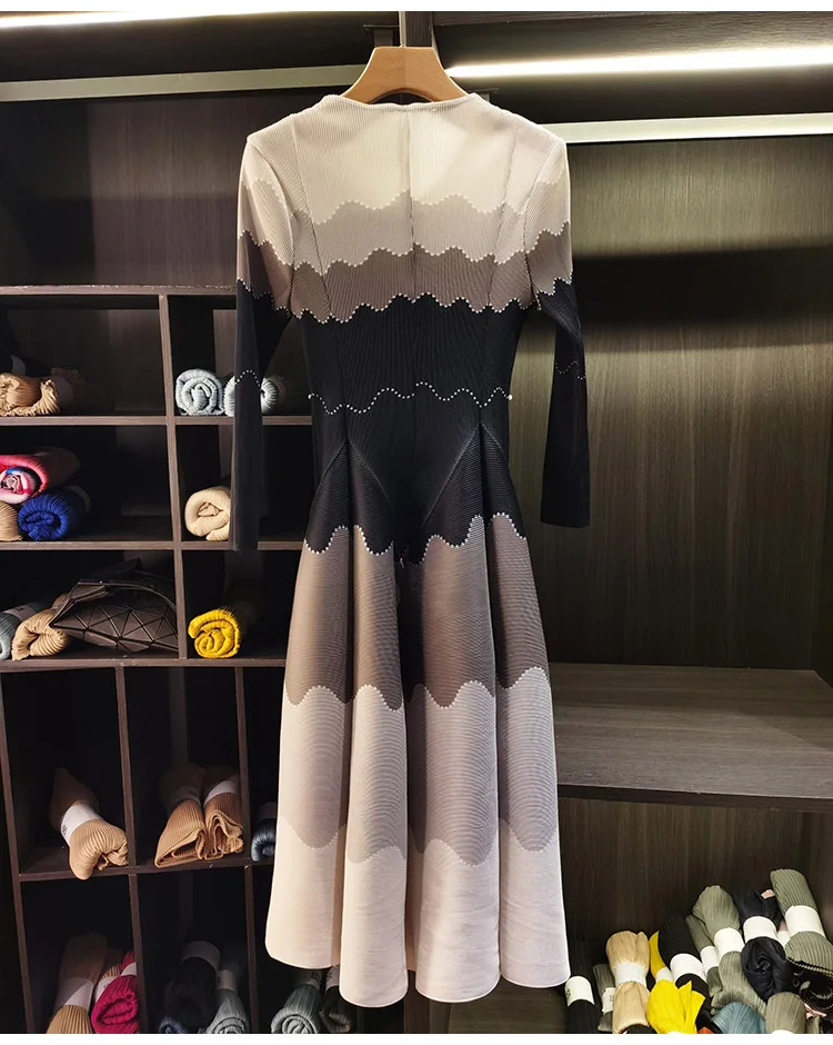 LANMREM Designed Women's Pleated Dress O-neck Loose Fit High-end Fashion Color Block Beaded Long Sleeve Famale Clothing 2DB6598