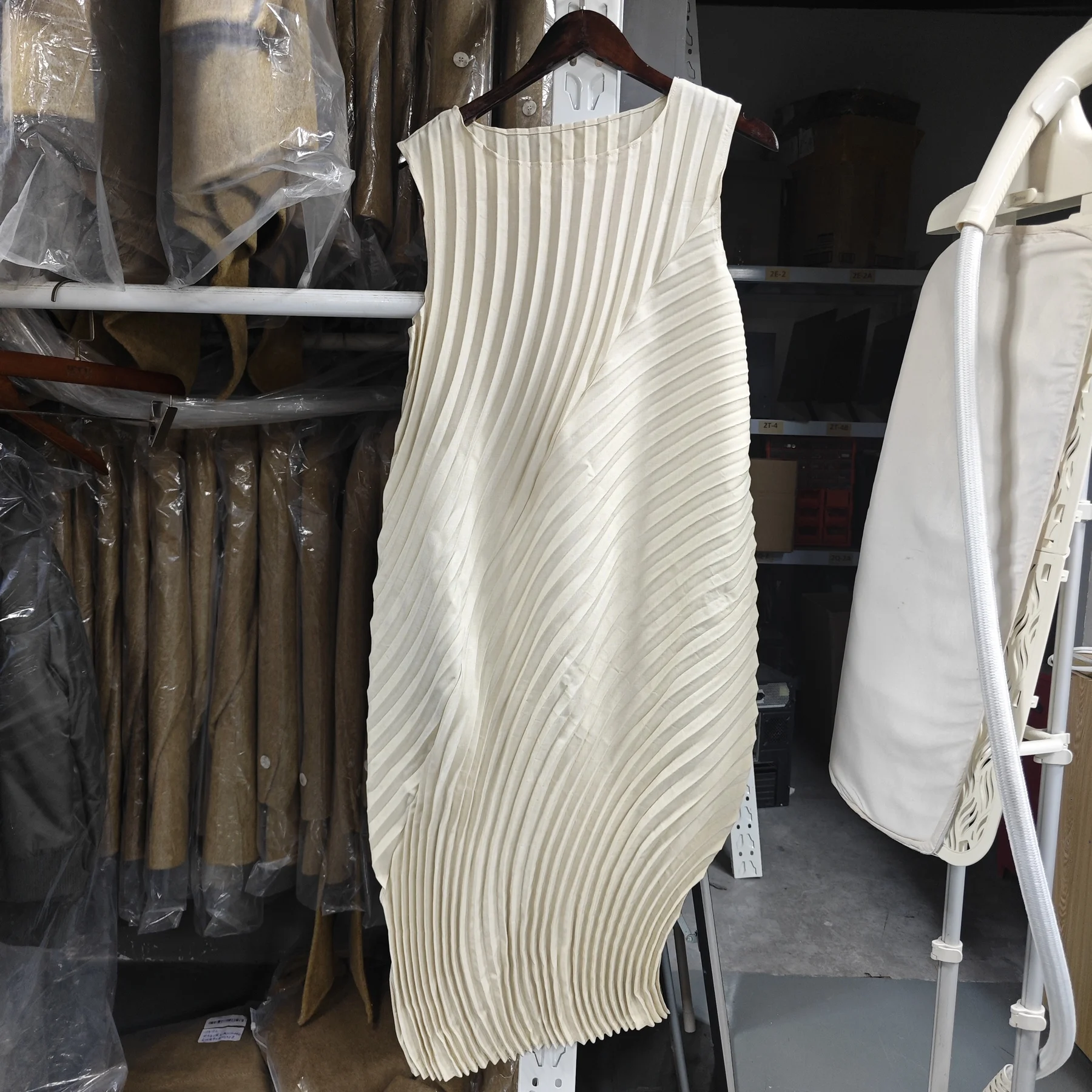LANMREM Handmade Pleated Women's Sleeveless Summer Dress Wave Pattern Irregular Loose O-neck Mid-Length Pleated Dresses 2DB4814