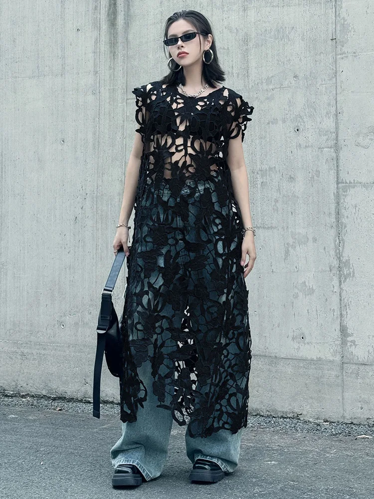 [EAM] Women Black Lace Hollow Out Perspective Big Size Dress New Round Neck Sleeveless Fashion Tide Spring Summer 2026 1DJ0243