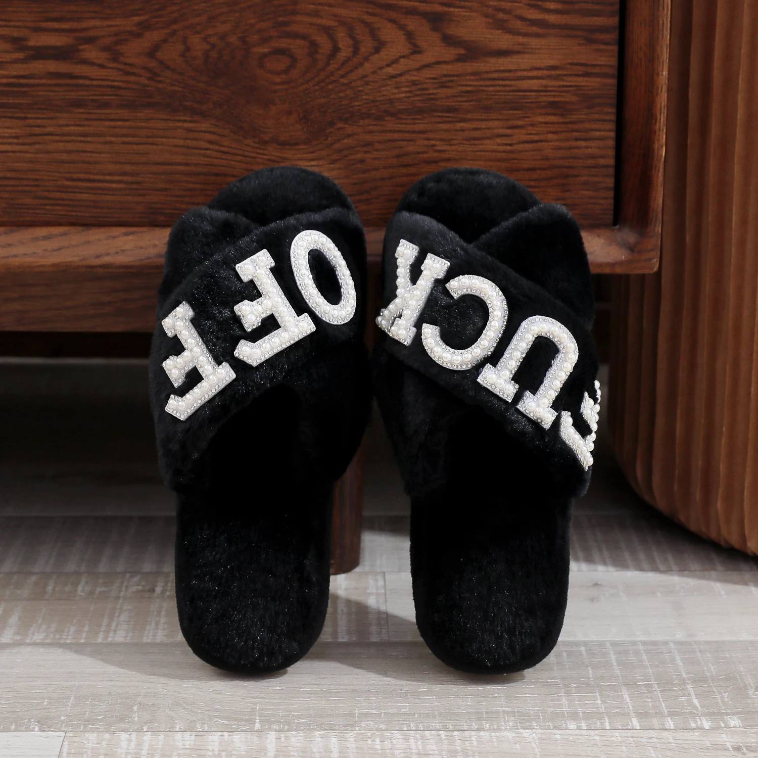 Light Luxury Black Cross-Strap Plush Home Slippers with Pearl Rhinestone Letters, Quirky and Unique, Non-Slip Soft Sole Indoor Slippers, Same Style as European and American Influencers, Women's Warm Thick Plush Bedroom Guest Slippers, Comfortable Plush Slippers