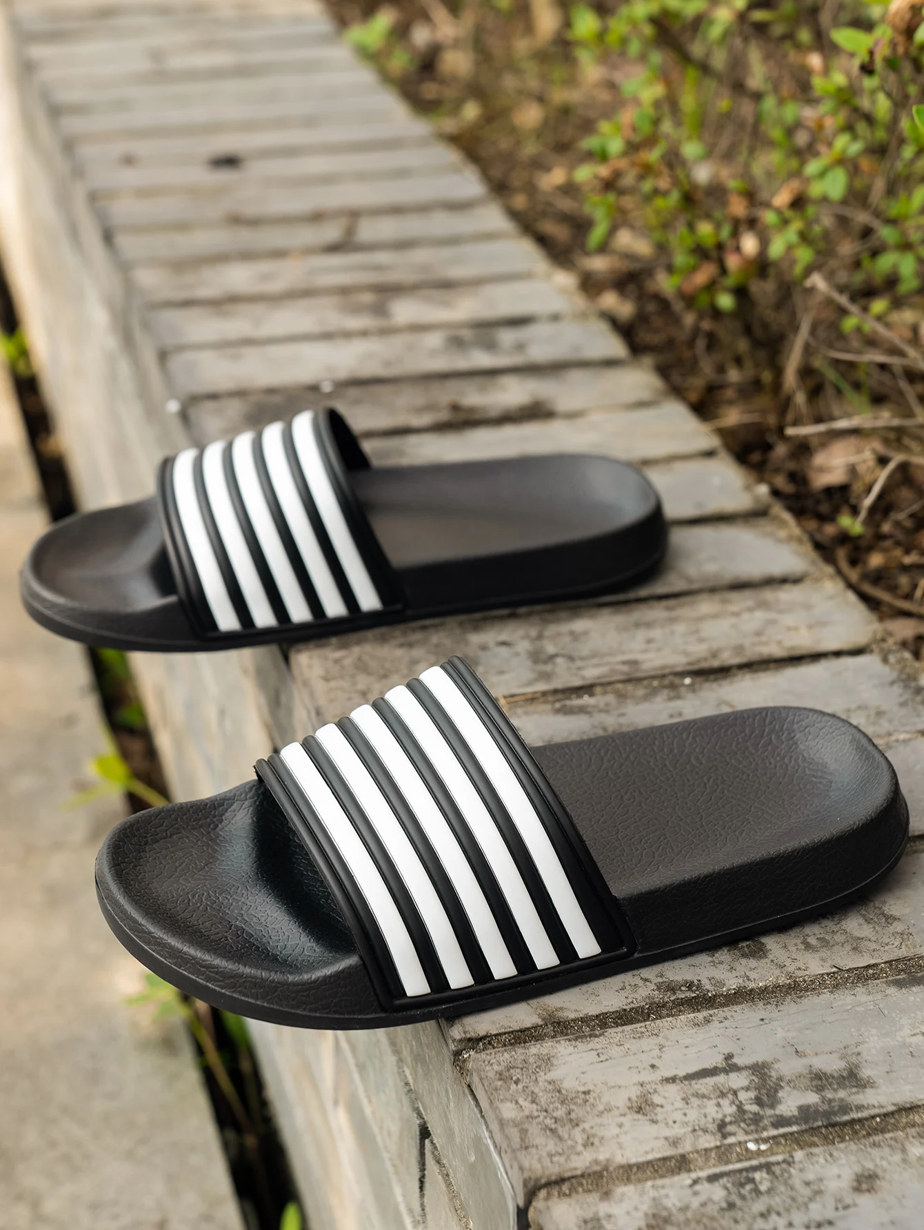 Men's Summer Casual Simple Fashion Flat Solid Color Slip-On Eva One-Piece Black and White Striped Beach Outdoor Home Slippers Lightweight Comfortable Thick-Soled Slide Sandals